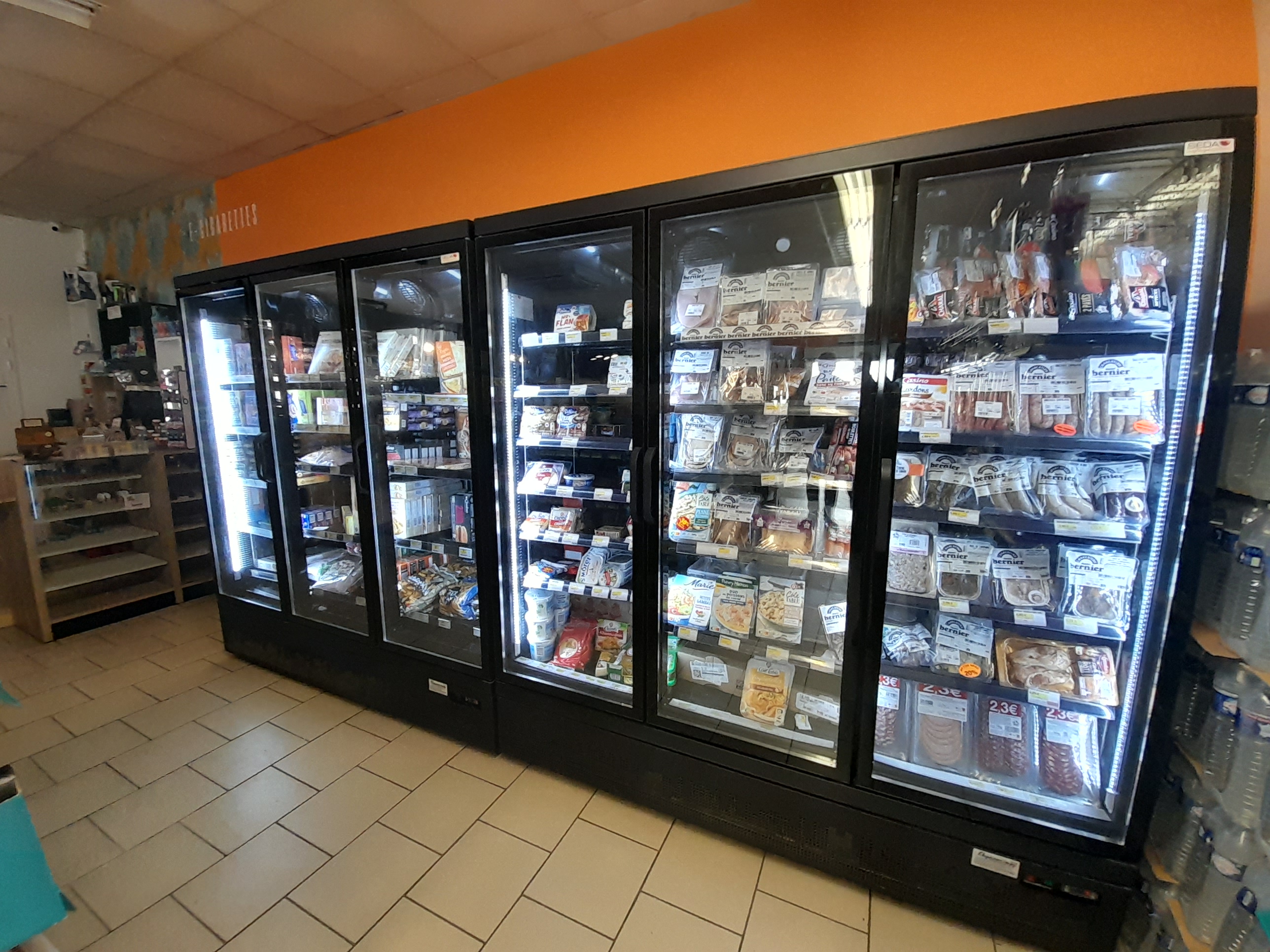 Description du projet:
Ce commerce multiservice de 220m² se situe à l'Est de Surgères dans une commune rurale.. Il est accessible sur un axe très passant de la Rochelle à Surgères.
Il propose une épicerie (CA : 320K€), un tabac/FDJ (commissions : 72K€) et un bar (CA : 30K€) avec les services de Relais colis, La Poste, point Vert, compte Nickel, Dépôt de Gaz, Rôtisserie, vente d'huîtres, dépôt de pain, presse.
Matériel :
- Système encaissement : neuf
- Vidéosurveillance + Alarme : neuf
- Lave verre : : 4/5ans
- Meubles froids : 4/5ans
- Concept Tabac + Carotte : neuf
- Cave à vin : neuve
- Rôtissoire : neuve
- Bar
- Climatisation
- Diffuseur de brouillard (Magasin et réserve)
Possibilité de mettre une terrasse extérieure.
Bail mairie + entretien extérieur mairie.
Aucune concurrence n'est présente à proximité.
Un parking de 15 places est présent autour du magasin.
Cette affaire est idéal pour deux personnes.
Location des murs : 500€ par mois, bail mairie

Horaires :
Lundi : 7h -12h30
Mardi : Fermé
Mercredi : 7h - 19H30
Jeudi : 7h - 19H30
Vendredi : 7h - 19H30
Samedi : 7h - 19H30
Dimanche : 7h30 - 12H30

Rejoignez l'aventure de la proximité et de l'indépendance.
Pour plus d'informations sur le bien et nos opportunités, merci de nous contacter.

REF : 269064