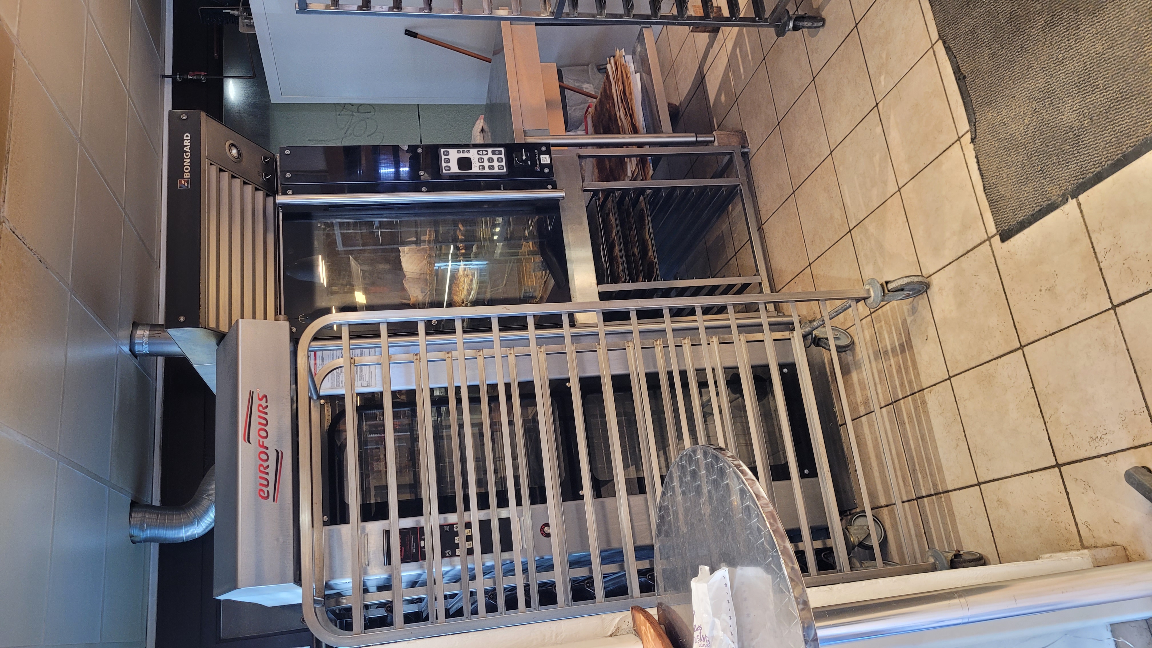 Point chaud - Terminal de cuisson

Superbe petite affaire, au cœur des portes du soleil, dans la station des Gets. Idéal pour un couple, accompagné d'une vendeuse lors de la saison d'hiver. Ce terminal de cuisson bénéficie d’un emplacement exceptionnel en face de la place du marché, avec un fort passage touristique.

L’affaire se compose :
🔹 D’un espace de vente de 20 m²
🔹 D’un laboratoire de 40 m²
🔹 D'une grande terrasse extérieure
L’ensemble est en parfait état, aucun travaux n’est à prévoir. Le matériel nécessaire à l’exploitation est complet, bien entretenu et conforme aux normes de sécurité et de travail.

La clientèle est fidèle, avec une forte présence étrangère grâce à l’attractivité de la station, très fréquentée tout au long de la saison.

📄 Bail commercial 3.6.9
💰 Loyer : 1 600 € TTC / mois
💵 Prix de vente du fonds : 190 000 €

Une belle opportunité pour entreprendre dans un cadre privilégié et touristique !

Pour toute information merci de prendre contact par téléphone.