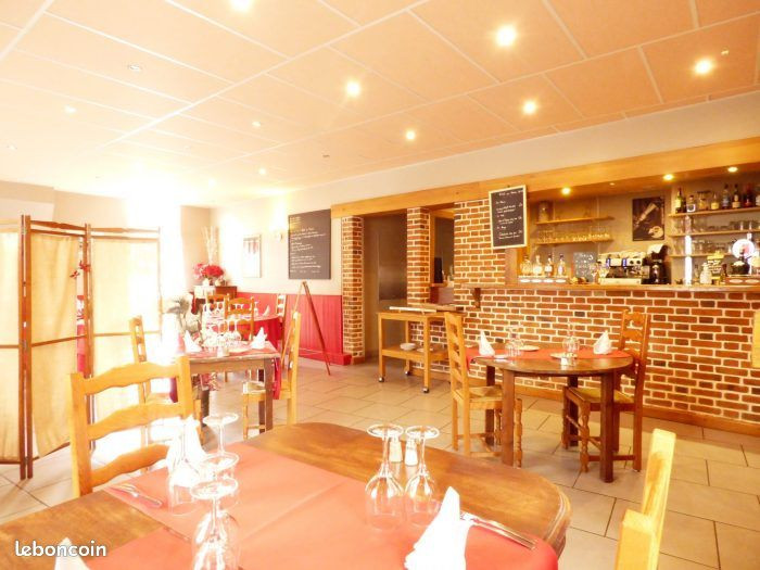 Restaurant traditionnel deux salles de 65M2, bar, cuisine aux normes, deux terrasses, cour, jardin, de boule terrain, potager, possibilité d'aménager, les étages pour hôtel ou chambre d'hôte.
Beaux volume, beaux potentiel.
Prix du  fond de commerce 70000?, Possibilité d'achat des mures.