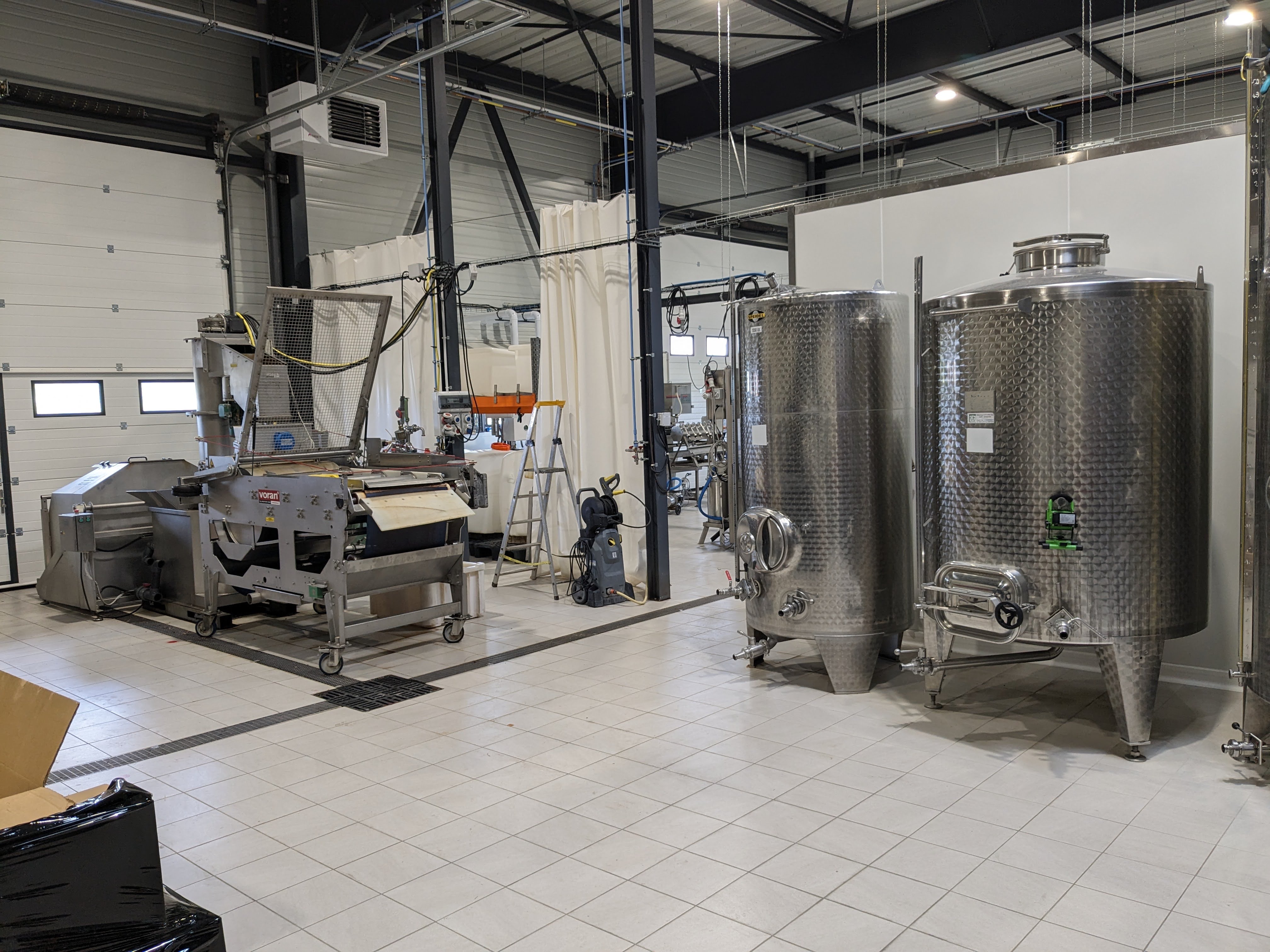 A VENDRE pour cause de retraite : Unité de production de jus de fruits et confitures, comprenant un atelier de production, une épicerie fine de produits locaux et artisanaux, et un site de vente en ligne.
Nous fabriquons depuis 2013 des jus de fruits 100% naturel en 25cl, 1l, et 5l, à base principalement de  pommes venant des producteurs locaux.
Nous produisons notre marque de jus et confitures et nous transformons également pour les producteurs de fruits  et les particuliers.
Notre capacité de production est de 5000 L / jours.
Nous nous sommes diversifié également avec notre épicerie fine et les paniers garnis pour les collectivités et CE.
Nous avons régulièrement des médailles au concours général agricole de Paris sur nos jus de fruits.
La surface du bâtiment est de 1000 m2 construit en 2022 sur un un terraine de 2500m2
Il y a une possibilité d’acquérir le bâtiment en 2027 à un prix très avantageux
Nous avons une très bonne visibilité le long d’une route nationale avec en moyenne 15 000 véhicules jour
Il me sera possible de vous accompagner selon vos besoins.
Dès avantage fiscaux très intéressant sont mis en place pour les créations et reprise de commerce dans notre région.
