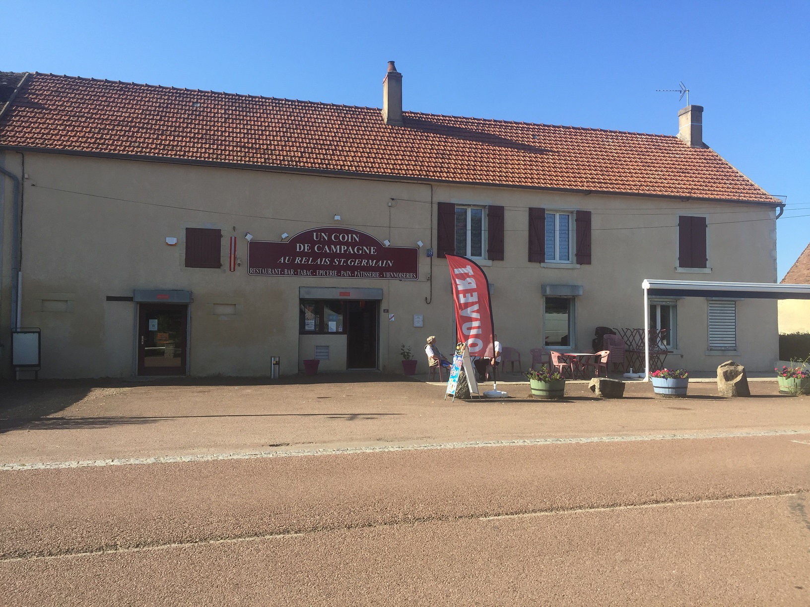 La commune de Guipy, située dans la Nièvre à proximité des étangs de Baye et de Vaux, recherche exploitant pour son Café Épicerie Restaurant "Un coin de campagne".
Restaurant 30 couverts avec cuisine équipée.
Terrasse.
Partie épicerie avec cuisson de pain et viennoiseries.
Bar licence IV, tabac et FDJ.
Le commerce est loué avec un logement à l'étage : 3 chambres, 1 salon, salle de bain et WC.
Chauffage au fuel.
Loyer : 750 euros mensuel TTC.