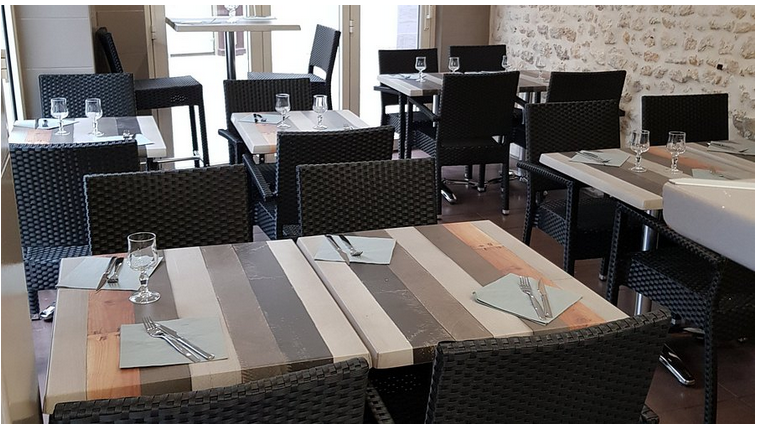 *** Attention : nouvelle annonce. Ne pas utiliser la précédente car je n'ai plus accès à l'email  17320crepes@gmail.com et il n'est pas possible de désactiver l'annonce, je ne peux donc pas lire les message envoyés.***


Crêperie située derrière le marché en plein centre-ville. Très bonne notation sur Google. 
Travaille avec des produits locaux. Farine bio. 
Activité: galettes, crêpes, glaces, boissons. 

Grande licence restaurant permettant la vente d’alcool à emporter. 
Salle et terrasse sur la rue piétonne. 

Logement t3 au dessus inclus dans le bail. 

Potentiel de développement important grâce à la politique de re-dynamisation du centre ville de la municipalité. 

Agrée accueil vélo pour les cyclistes de la Velodyssee.