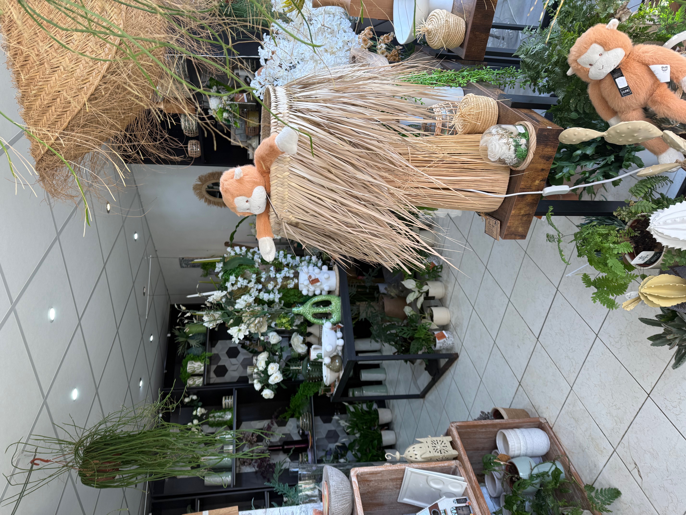 Murs + Fonds de commerce  -139 M²- boutique de fleurs et décoration d'intérieur à vendre.

A saisir ! Situé au cœur d'une commune en pleine expansion, ce commerce bénéficie d'une clientèle fidèle et de passage (car situé sur le point focal circulatoire de la ville), avec une clientèle de tous âges (18-80 ans), idéale pour une activité tournée vers l'avenir.
La boutique, spécialisée dans la vente de fleurs, compositions florales et décoration d'intérieur, jouit d'une belle notoriété locale (26 ans de vie) et d'un chiffre d'affaires régulier. L'emplacement est stratégique et offre une excellente visibilité avec un parking privé de 11 véhicules, accès direct pistes cyclables, bus.
L'affaire est clé en main, avec tout le matériel nécessaire à la poursuite de l'activité (matériel et mobilier régulièrement mis aux gouts du jour. 
Potentiel de développement important grâce à la croissance de la commune et aux nouvelles attentes d'une clientèle dynamique.
ATOUTS :
- Clientèle jeune et en constante progression
- activité diversifiée : fleurs naturelles, séchées et artificielles, déco d'intérieur, bougies, coins gourmets et sélections de vins "Maxim's of Paris"
- Site E-boutique actualisé : www.fleur-azur.net
- Commune en fort développement
- Départ en retraite (fin 2026), concurrence : juste 1 autre fleuriste
Opportunité idéale pour passionnés(es)du végétal et de la décoration ou pour un commerçant investisseur.