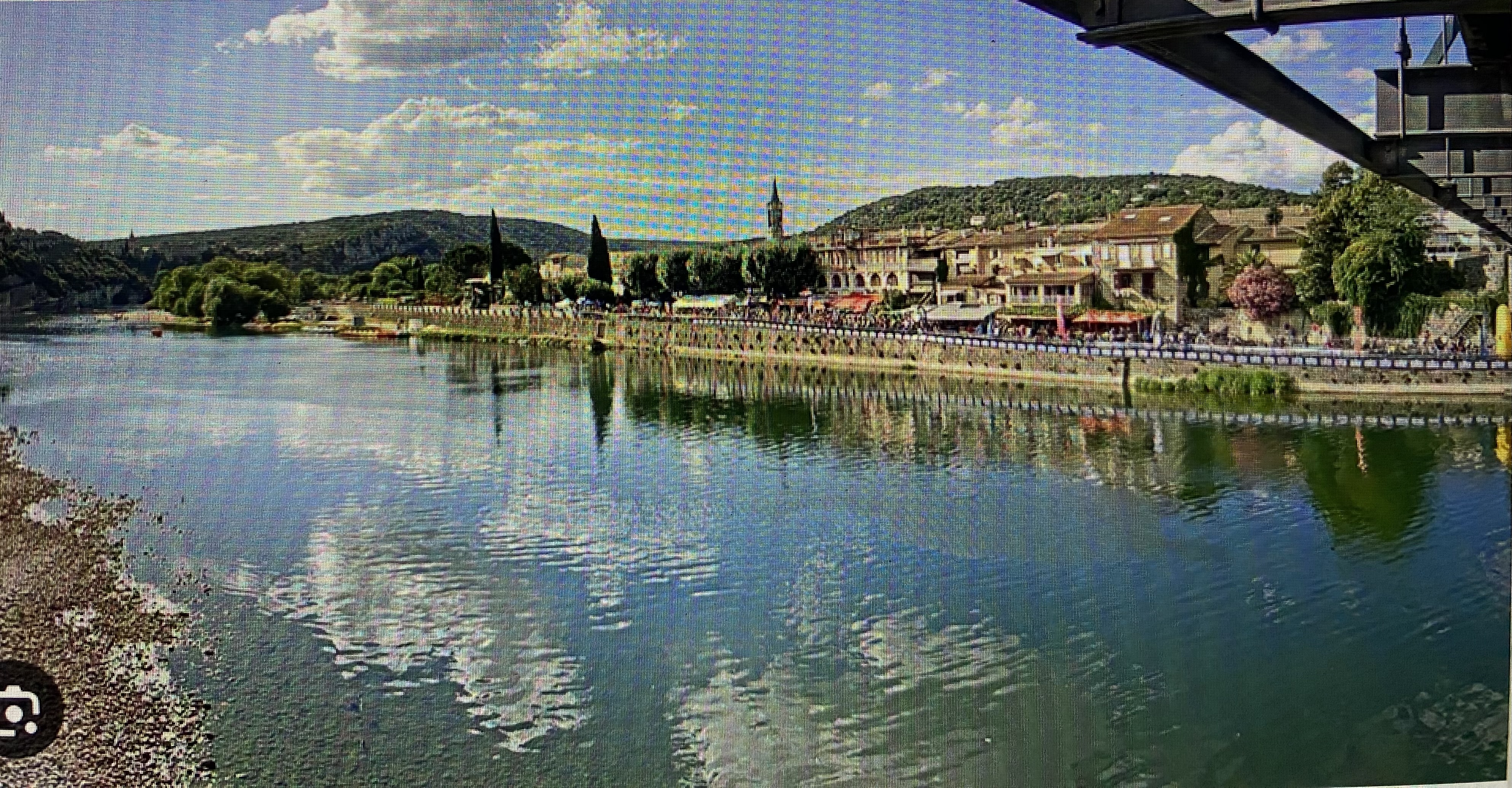 À l’arrivée des gorges de l’Ardèche, dans le village de Saint Martin d’Ardèche, en bordure de la rivière BAR & RESTAURANT 300m2 avec 1 étage