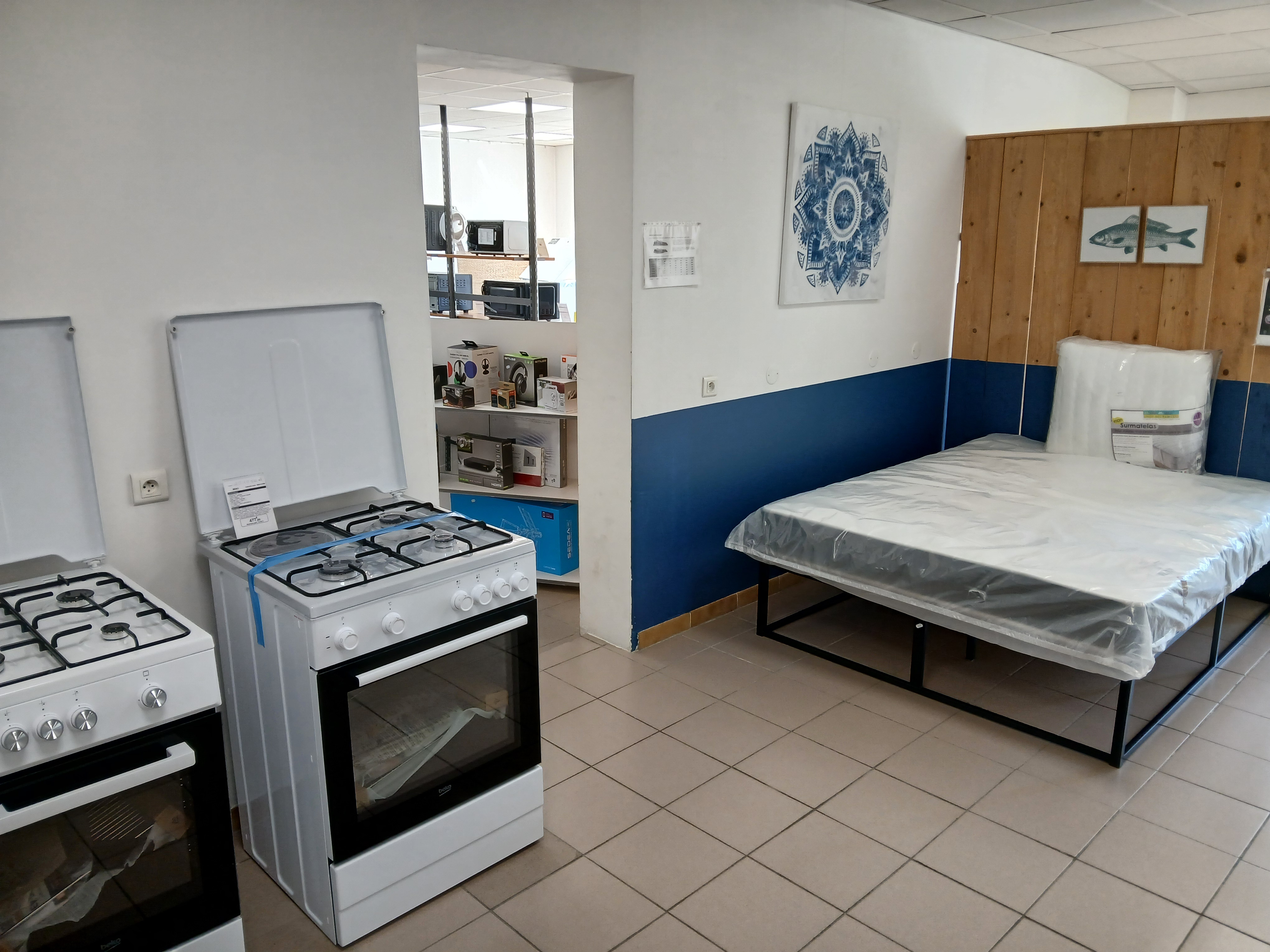 Fond de commerce d'un magasin de vente, dépannage et livraison d'équipement de la maison (électroménager, petit ménager, tv, hi-fi, literie) à vendre.  Service d'installation et dépannage d'antenne (hertzien / satellite) chez les particuliers et dans les copropriétés.

Grand magasin d'environ 160m² tout équipé, grand garage attenant, équipement complet pour les interventions et un véhicule utilitaire. Magasin travaillant sur un large secteur jusqu'à 1h de route (Station de Ski, Foux d'Allos, Valberg, Haut Verdon, Castellane...)

Stock possible en supplément. 

Possibilité de vente de maison récente dans un village voisin.
