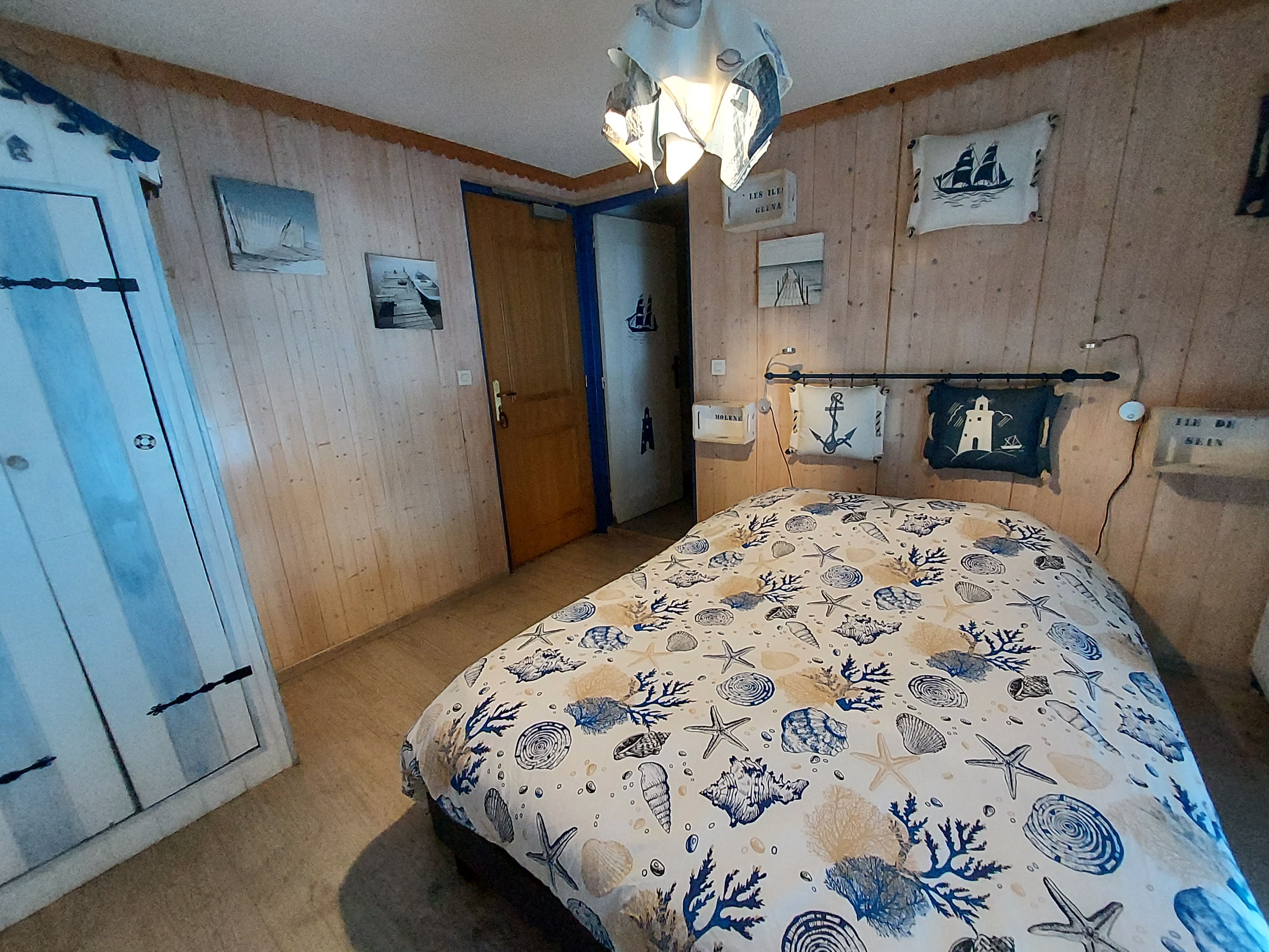 Notre gîte est composé de deux étages avec 5 chambres chacun de différentes compositions : chambre couple, lits jumeaux ou gîte avec des lits superposés.
La salle de restaurant peut accueillir près de 34 personnes assises.
La cuisine semi professionnelle est plus que fonctionnelle, elle a tous les équipements et le four a été changé l'an passé. 

Nous avons le plaisir de proposer notre gîte auberge à la vente lieu où on vous accueille chaleureusement pour passer un séjour simple et convivial. Les chambres (équipées de leurs sanitaires et salle de bain) sont confortables et conviennent aussi bien aux couples qu'aux groupes. Que vous soyez randonneur sur le GR6 ou le GR56, ou  GR 69, motard, cycliste, ou tout simplement en vacances en famille dans l'Ubaye, vous découvrirez un lieu authentique. Très pratique, à côté de la terrasse, vous aurez accès au chalet qui fait office d'abri pour les vélos et les motos.
Ouvert toute l'année bien placé entre les stations de ski et le lac de Serre-Ponçon proche de toutes les commodités 

La chaudière a été changée en 2023 ainsi que toutes les portes et huisseries du rez de chaussée
Pas de travaux à prévoir dans l'immédiat
La commission de sécurité avis favorable pour l'exploitation