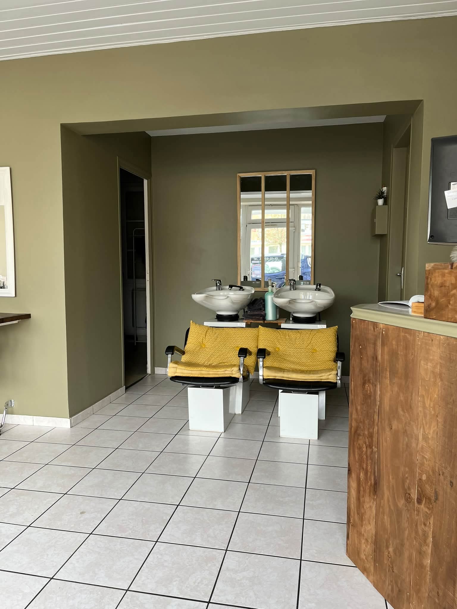 ✂️ À VENDRE – Salon de coiffure à Romagny : une belle opportunité à saisir !

Vous rêvez de vous installer à votre compte ou de développer votre activité de coiffure ? Découvrez ce joli salon situé à Romagny, dans un village d’environ 1 500 habitants.

✨ Un salon plein de charme, chaleureux et avec un beau potentiel !

Le salon a bénéficié d’un rafraîchissement, avec des peintures refaites et une décoration repensée pour offrir un cadre agréable et accueillant à la clientèle.

Ses atouts :

* Un salon au cadre chaleureux et convivial.
* Une clientèle de proximité et un environnement à taille humaine.
* Un beau potentiel de développement pour une personne motivée.
* Une opportunité idéale pour une première installation ou pour un professionnel souhaitant développer son activité avec un deuxième salon.

🤝 Un véritable plus pour les futurs acquéreurs : une employée est actuellement en poste et assure la gestion du salon. Elle serait prête à poursuivre l’aventure aux côtés des nouveaux propriétaires ! Sa présence pourrait permettre une transition plus sereine et assurer une continuité dans la vie du salon.

Que vous souhaitiez vous lancer dans une première aventure professionnelle ou développer votre activité existante, ce salon offre une belle opportunité de concrétiser votre projet.

🌟 Un salon qui ne demande qu’à poursuivre sa belle histoire avec de nouveaux propriétaires !

📩 Vous êtes intéressé(e) ? Contactez-moi en message privé pour obtenir plus de renseignements et organiser une visite.