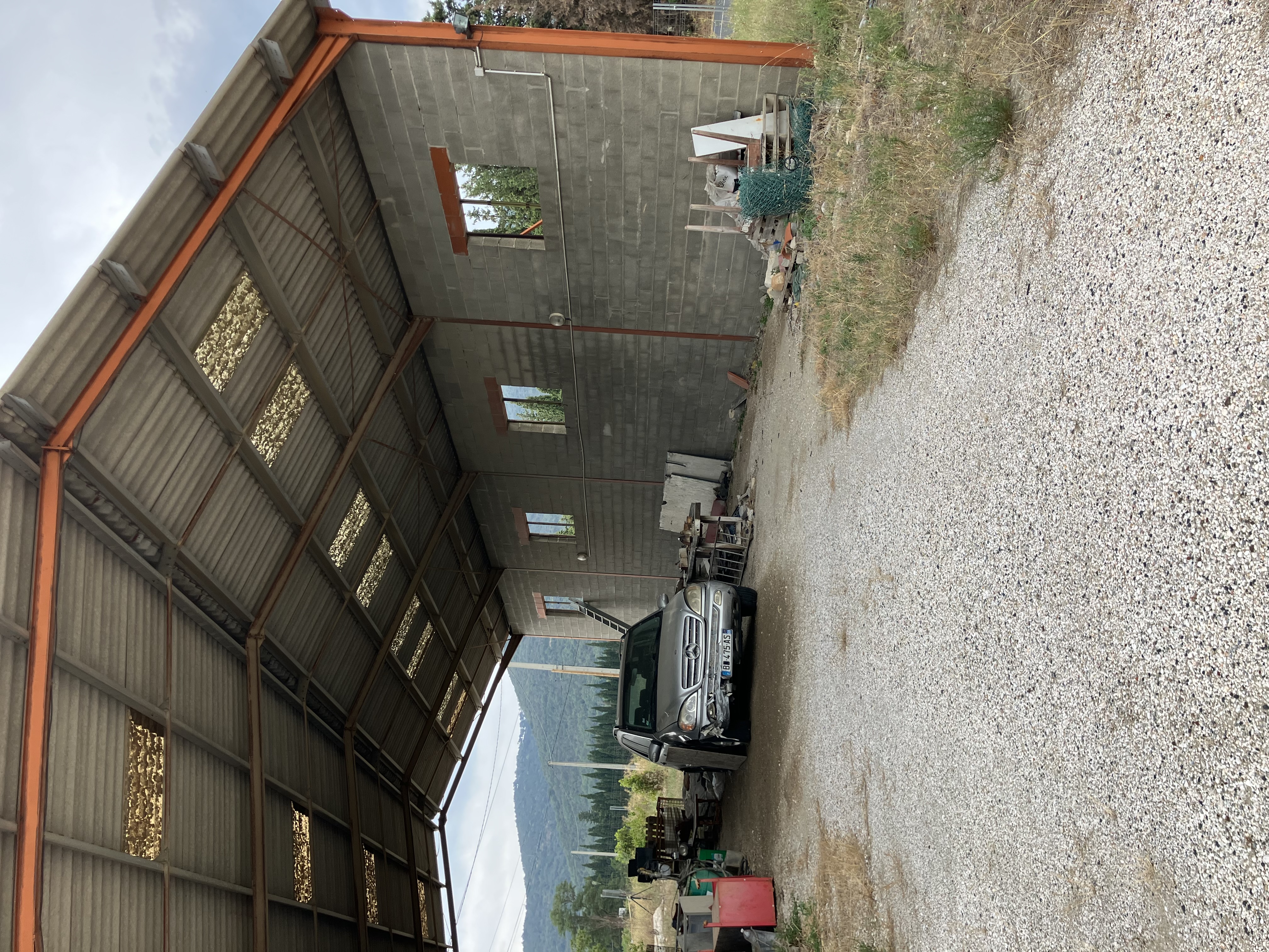 Suite à retraite , vendons bâtiment de 200 M2 et entrepôt non couvert de 7200 M2 pour activité artisanale , commerciale ou industrielle , situé idéalement en bordure de route . Plusieurs possibilités , situé à 20 Kms de Perpignan.