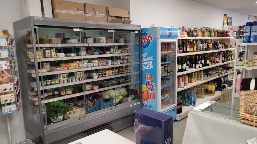 DIAGNOSTIC TRANSMISSION RÉALISÉ - Centre bourg, fonds de commerce alimentation générale – tabac – presse, d'une surface de vente de 50 m² + réserve.

Situé à proximité d’autres commerces : boulangerie, bar, coiffeur. Places de parking gratuites devant le magasin.

Bénéficie d'une clientèle locale fidèle et touristique. Pas de salarié à reprendre. Loyer 300€/mois.

Chiffre d'affaires moyen des 3 dernières années : 150 K€ HT . Pas de travaux à prévoir. 

Vente pour cause départ à la retraite et accompagnement possible par l’exploitante, gérante de ce magasin depuis 33 ans.

Prix du fonds de commerce : 110 000 € négociable + stock.