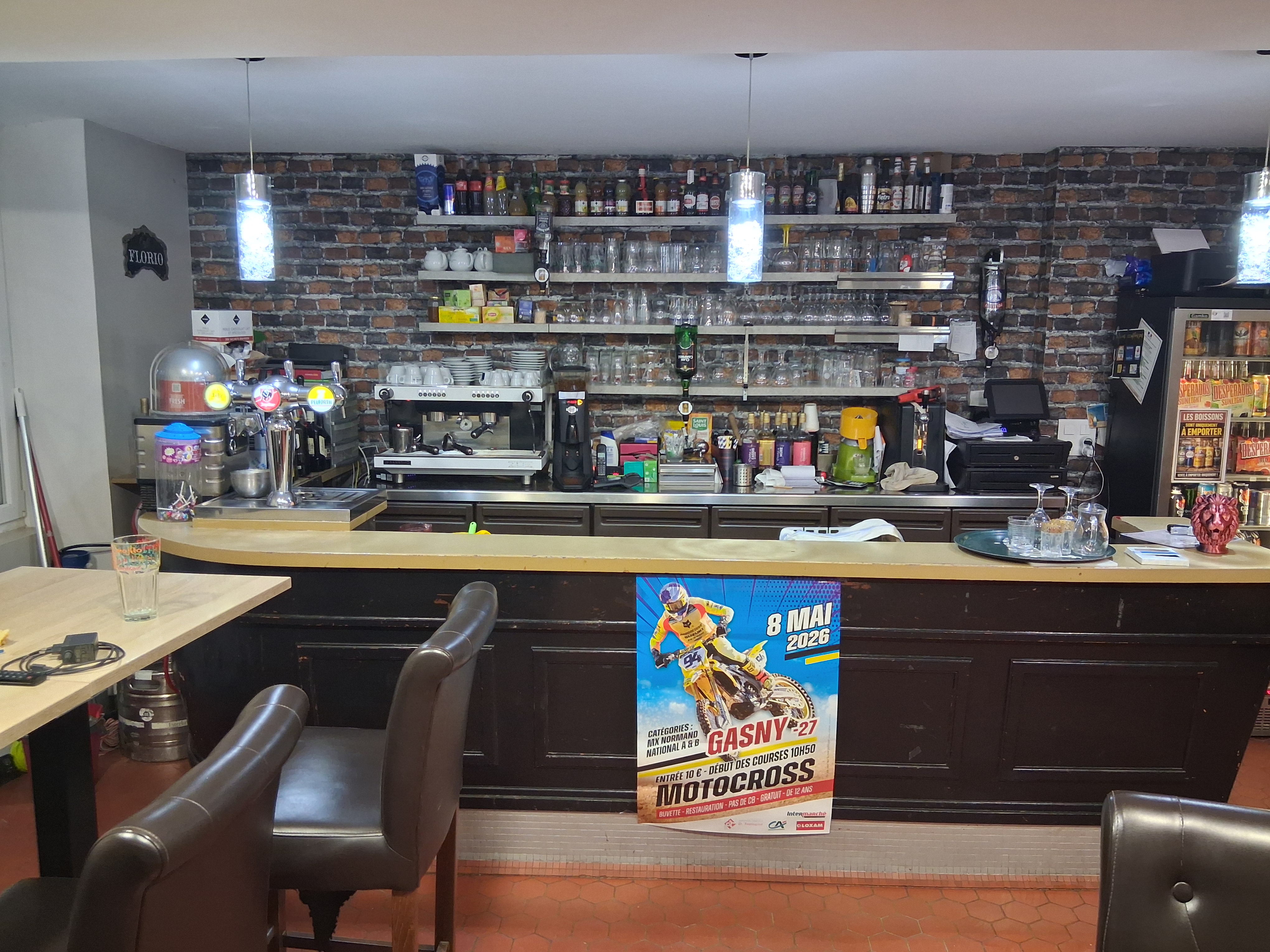 A vendre restaurant situé a vexin sur epte village très dynamique en face une église souvent fréquenté par des mariages autour pas mal de gite fort potentiels 14 commune autour 6000 habitants autour  chiffre affaire 2025 386000 euro résultats 75000euro est......