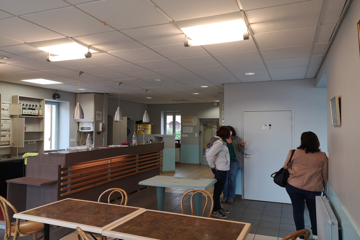 Le programme "1000 cafés" recherche un gérant pour le café-restaurant-multiservices du joli village de Saint Laurent d'Oingt (850 habitants) dans le coeur du Beaujolais "pays des pierres dorées". La commune est à quelques kilomètres du village classé d'Oingt, générant un important flux touristique en saison. Le village de Saint Laurent dénombre plusieurs associations dynamiques, ainsi qu'un cabinet médical voisin du local du café où exerce un médecin généraliste. Rémunération sur une base de 1700 euros brut mensuel, logement mis à disposition. Accompagnement, formation et suivi par l'association 1000 cafés : https://www.1000cafes.org/ Objectif d'ouverture au printemps 2022. Expérience en restauration requise. Contact : CV par mail à alphonse.coste@1000cafes.org
