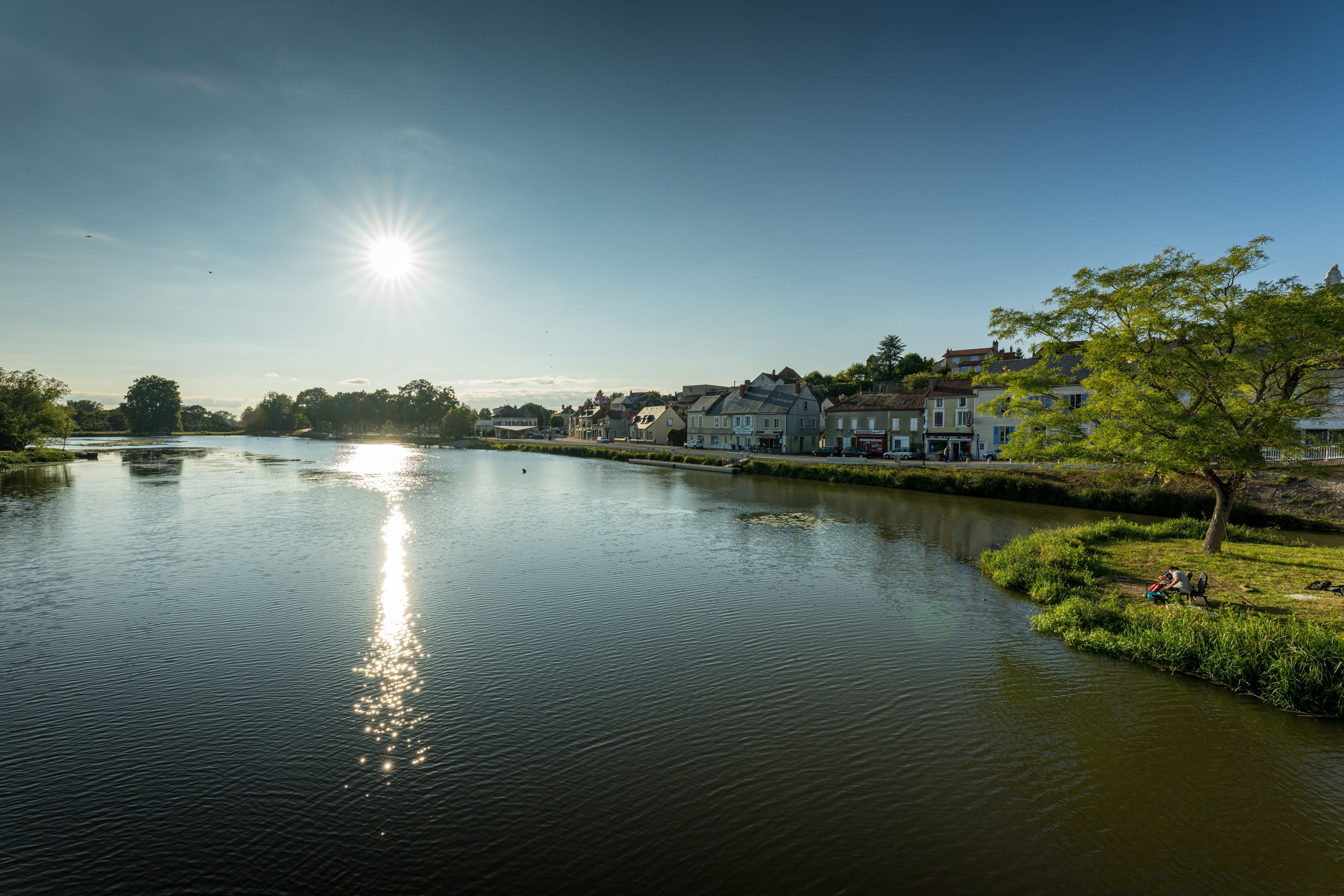 Visite Obligatoire du Site (prendre rendez-vous en Mairie)

1) Exploitation du bar restaurant « La Guinguette »
Construite en 2020, le bâtiment a une capacité d’accueil de 18 couverts à l’intérieur et 40 couverts à l’extérieur.
La cuisine, la salle de restauration et les annexes sont entièrement équipées et meublées.
Une licence IV propriété de la commune est mise à disposition.

• Prestations attendues :
- Gestion du bar-restaurant avec une ouverture du 1er Avril au 30 septembre, 7 jours
sur 7, midi et soir,
- Organisation régulière d’animations,
- Pour la période d’octobre à avril, l’ouverture sera laissée à l’appréciation du
gérant.

• Conditions financières :
- Le montant de la location est de 1350 € / mois (charges comprises : eau,
électricité, téléphone, maintenance des équipements, prises en charge par la
commune)

2) Gestion du Camping Municipal
Le camping, d’une surface de 7 000 m2, a une capacité d’accueil répartie de la façon suivante :
- 25 emplacements nus
- 2 habitations légères de loisirs dont une accessible PMR
- 2 mobil-homes

Le bureau d’accueil est situé à l’intérieur de la Guinguette.
Les clients ont à leur disposition des bornes multiprises eau-électricité, un espace sanitaire, comprenant un lave-linge ainsi qu’une aire de vidange camping-car.
Ouverture du 1er Avril au 30 septembre.

A proximité immédiate du camping se trouve la piscine municipale ouverte tous les jours en juillet et août ainsi qu’une aire de loisirs conviviale et sécurisée pour le plaisir des petits et la tranquillité des grands.

• Prestations attendues :
- Accueil, gestion des entrées et des sorties
- Perception des redevances pour le compte de la commune
- Entretien ménager des installations sanitaires et locatives
- Gestion des réservations / Location des HLL et mobil-homes
- Pour la période d’octobre à avril, l’ouverture sera laissée à l’appréciation du
gérant.

• Conditions financières :
- Le gérant percevra une rémunération fixe mensuelle de 700€ ainsi qu’une part
variable dite d’intéressement de 10% pendant la période d’ouverture, soit du 1er
Avril au 30 septembre.
- Pendant la période du 1er Octobre au 31 Mars en fonction du choix du gérant :
fermeture ou une rémunération fixe mensuelle de 300 € ainsi qu’une part variable dite d’intéressement de 10%.

DUREE DE LA CONVENTION
- 1 an renouvelable

RENSEIGNEMENTS ET JUSTIFICATIFS A FOURNIR A L’APPUI DE LA CANDIDATURE :
- Lettre de candidature avec motivations et références,
- Projet détaillé de fonctionnement comprenant notamment le personnel dédié,
propositions de menus et des tarifs qui seront pratiqués, solution de remplacement en cas
d’absence imprévue, propositions d’animations etc….
- Permis d’exploiter licence IV (à fournir pour le démarrage de l’activité)
- Compte bancaire professionnel (à fournir pour le démarrage de l’activité)



MODALITE DE REMISES DES CANDIDATURES :
- A adresser sous pli fermé à Monsieur le Maire de Cercy-la-Tour avec mention sur l'enveloppe "Gérance Guinguette et Camping".
Mairie de Cercy-la-Tour – Place d’Aligre – 58340 CERCY-LA-TOUR
Tel : 03.86.50.89.01
Mail : contact@cercylatour.fr

CRITERES DE SELECTION DES OFFRES :
- Expérience professionnelle dans la gestion de services comparables,
- Aptitude du candidat à assurer le fonctionnement et la continuité du service en demeurant si possible dans la commune ou proche de celle-ci,
- Contenu du projet (projet global, originalité, horaires, cartes, prix et qualité des
produits, propositions d’animations).

DATE LIMITE DE DEPOT DES CANDIDATURES
31/12/2025