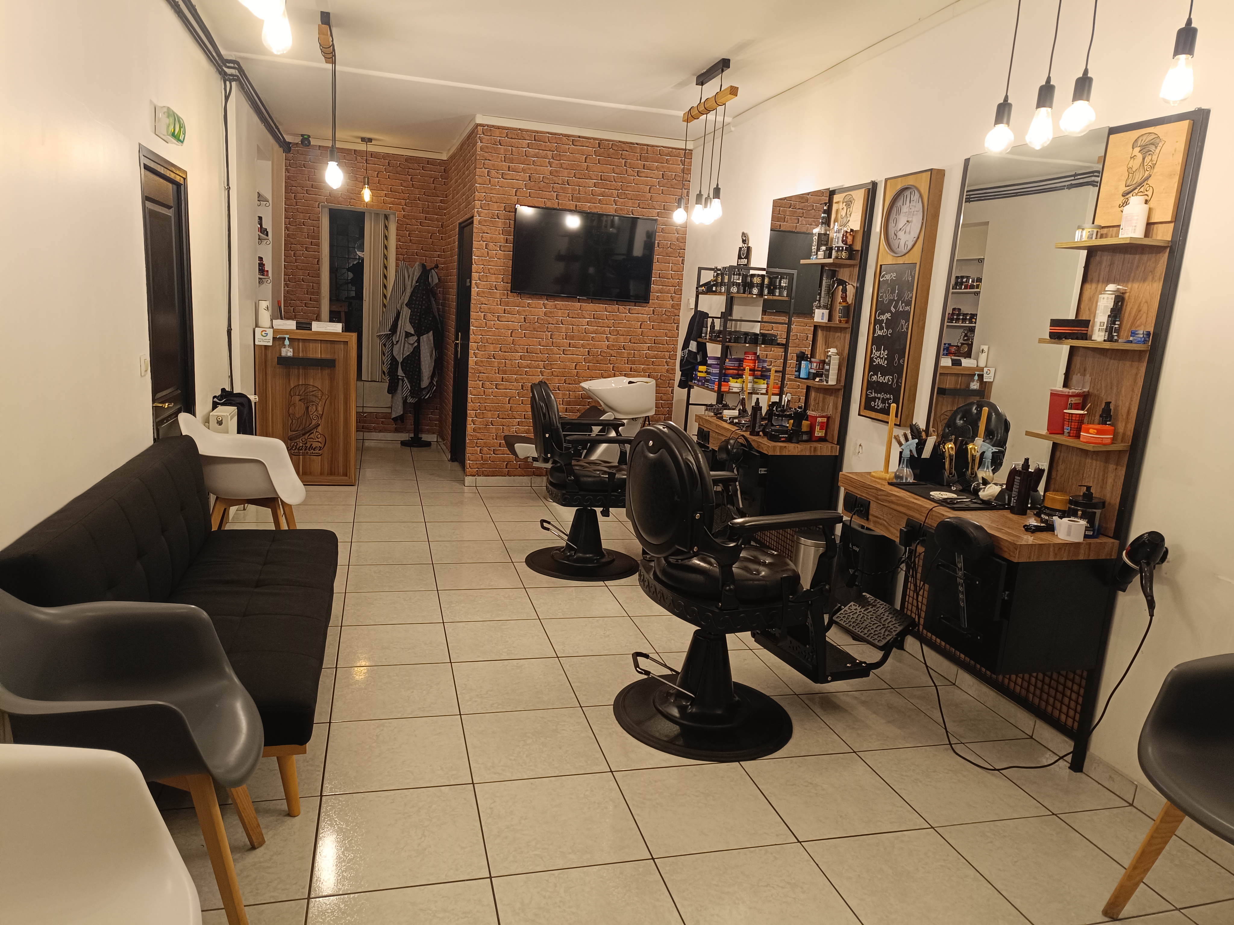 Fond de commerce salon de coiffure barber shop pour hommes .
70 m carré dont reserve 
2 postes de travail , possibilité d aller jusqu'à 4 postes .
Possibilité de faire un salon femmes, onglerie.... Etc  dans la pièce réserve assez spacieuses 
Salon très bien situé au rond point du centre ville avec places de parking et très grand potentiel.
Fonctionne bien 
Prix : 30 000 euros 
Loyer : 750 euros
Tel 0758166215