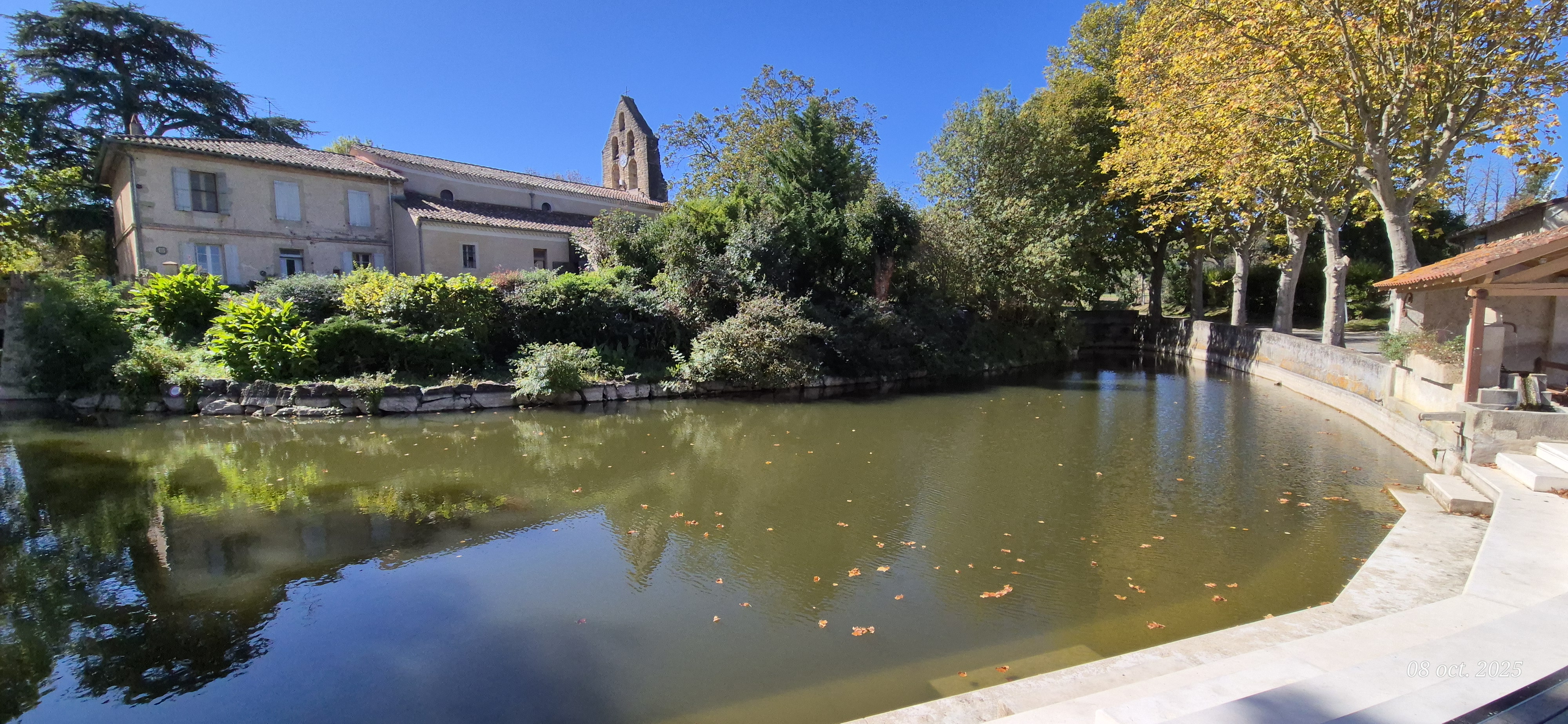 Vous rêvez de vivre et travailler au cœur d’un village dynamique ?
La commune de Roumens en Haute Garonne lance son nouveau pôle multiservices, un lieu unique rassemblant bar-restaurant, épicerie et salle de réunion dans un bâtiment flambant neuf.

Un logement familial est prévu sur place pour faciliter la gestion quotidienne.
Le démarrage de l’activité est prévu au 1er trimestre 2027.
Pour faire vivre ce projet, nous recherchons au moins deux personnes motivées, prêtes à s’investir dans une aventure humaine et entrepreneuriale.

Devenez entrepreneur au cœur de notre village !
Le pôle multiservices sera confié dans le cadre d’un bail commercial (selon le Code du commerce), avec un loyer très avantageux pour le commerce et le logement.
Le ou la gestionnaire aura le statut de commerçant et créera son propre fonds de commerce.

Pour rejoindre cette aventure, il faudra :
- Financer les équipements indispensables (cuisine, restauration, mobilier)
- Disposer d’un apport personnel pour démarrer l’activité
- Présenter un projet d’entreprise solide et motivé
- Réaliser une analyse économique sérieuse pour prouver la viabilité du projet

Le projet s’inscrit dans une volonté forte de redonner vie au centre du village.
Après la transformation de la place du village en zone piétonne, celle-ci est devenue un véritable lieu de rencontre, où habitants et visiteurs aiment s’arrêter pour profiter d’un cadre agréable et accueillant.
Le pôle multiservices viendra prolonger cette dynamique : la terrasse du futur restaurant ouvrira directement sur la place, créant un lien naturel et vivant entre les deux espaces.

Le pôle multiservices de Roumens prendra vie dans une bâtisse neuve, mise à disposition par la Mairie, pour accueillir un bar-restaurant, une épicerie et une salle de réunion.
Idéalement situé au centre du village, à deux pas de la Mairie et de la Maison du Pastel — connue pour ses visites d’atelier et son accueil de groupes —, le bâtiment alliera charme de l’architecture traditionnelle et performance des technologies modernes.
Avec sa position stratégique sur l’axe Revel – Saint-Félix-Lauragais – Montégut-Lauragais, le site profite d’une excellente visibilité et d’un passage quotidien d’environ 600 véhicules.
À seulement 7 km de Revel et à proximité des zones d’activités locales (3 à 5 km), le projet bénéficie d’un emplacement idéal entre dynamisme économique et cadre de vie rural.