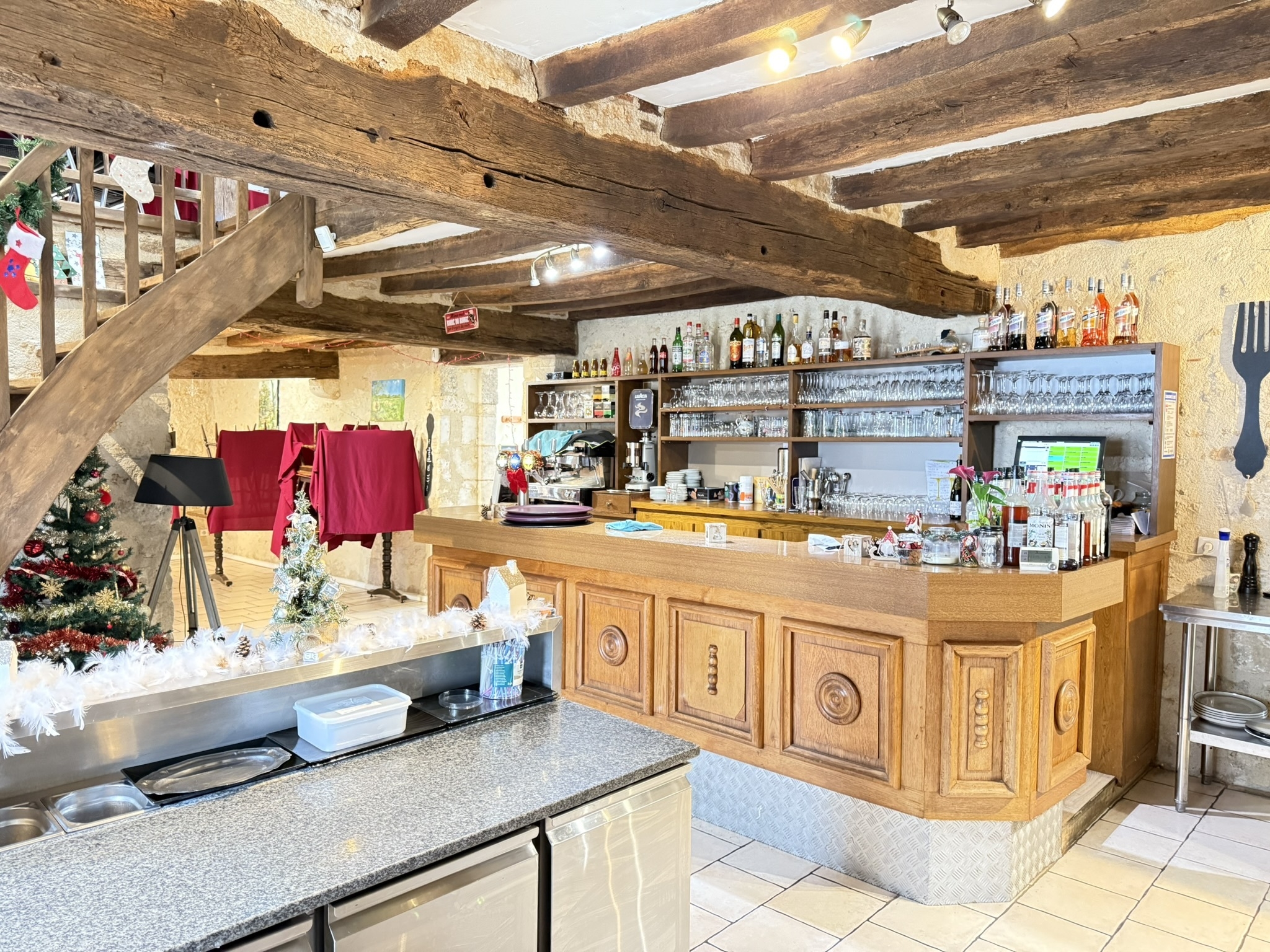 À vendre : Fonds de commerce Restaurant / Bar / Traiteur situé au cœur de Pouligny-Saint-Pierre, dans le Parc Naturel de la Brenne.
Seul commerce de bouche du village, l’établissement bénéficie d’une clientèle fidèle, d’un fort flux touristique et d’un emplacement central avec excellente visibilité.

Superficie exploitée : 203 m²

2 salles (environ 50 couverts : 30 au RDC, 20 à l'étage)

Terrasse d’environ 40 places (partie ouverte + véranda électrique)

Four à bois en excellent état

Cuisine professionnelle équipée + arrière-cuisine (chambre froide + congélateur)

Bar complet

WC PMR + accès PMR

Bureau indépendant

Grand parking + parking secondaire

Licence IV incluse dans le bail

CA annuel : environ 340 000 €

Activités possibles : restaurant, bar, traiteur, pizzas au four à bois, vente à emporter, bar-tabac (selon autorisations), etc.

Maison de fonction attenante (incluse dans le loyer) – 73 m²

2 chambres

Séjour

Cuisine

Salle de bain + WC séparé

Terrain clos ~300 m²

Loyer unique très attractif : 618 € / mois
(murs du restaurant + maison de fonction). Rare sur le marché.

Environnement :
Pouligny-Saint-Pierre est une commune vivante et touristique, célèbre pour son fromage AOP et son attractivité dans la Brenne.
La mairie soutient activement les futurs exploitants.
Plus de 30 associations dynamisent le village, apportant un flux régulier de clients.

Développement touristique en cours :
Nouveaux gîtes et hébergements à proximité immédiate, renforçant la demande pour la restauration.

Atouts du bien :

Emplacement central et stratégique

Unique commerce de bouche

Terrasse 40 places

Four à bois

Licence IV

Parking XXL

Matériel professionnel fonctionnel

Maison de fonction incluse

Potentiel important (pizzas, traiteur, bar, emporter…)

Accompagnement possible par l’exploitante actuelle

Prix : 59 800 € (fonds de commerce)
Honoraires à la charge de l’acquéreur.

Contact : Rodolphe SALLOT – DR HOUSE IMMO
Tél : 06 36 75 90 23
Mail : r.sallot@drhouse-immo.fr