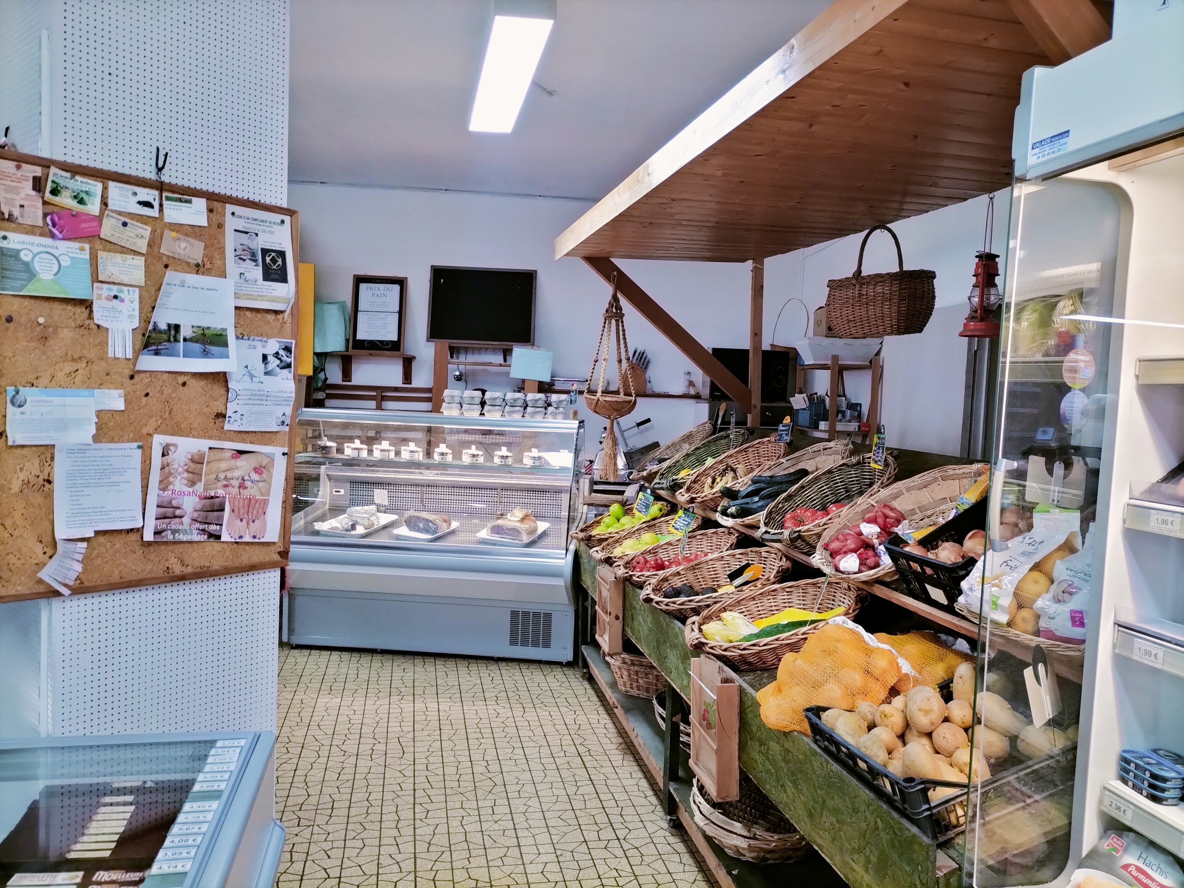 A vendre fond de commerce multi services rural .
Tabac , point poste , FDJ , alimentation , relais colis (Pickup et Amazon) , presse , gaz , cadeaux.
surface de vente 120m2 , réserve 5m2 , bureau 20m2.
bail commercial jusque 2030
Pas de salarié
Vente pour cause de départ a la retraite.
Situé dans un village actif .