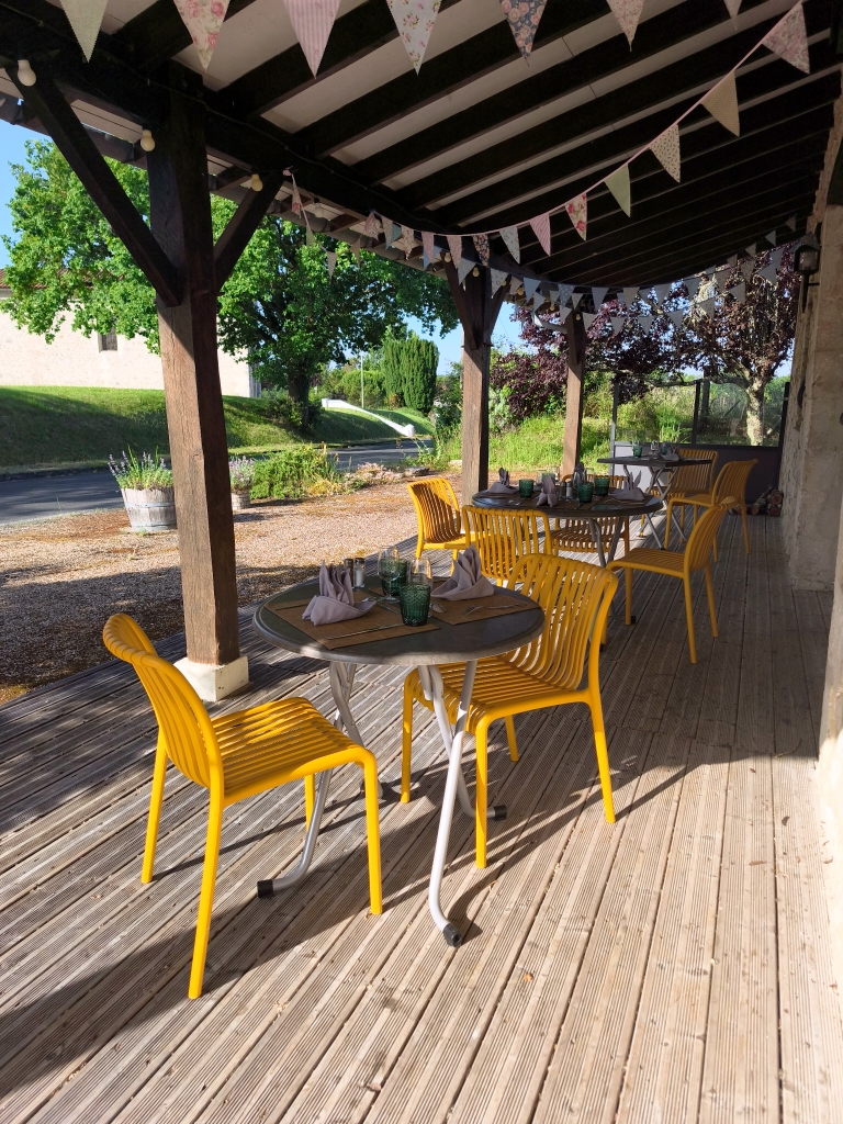 A reprendre fonds de commerce d’un restaurant-bar (licence IV) situé dans un agréable village du secteur du Ribéracois, au cœur de la Double, territoire préservé du nord-ouest de la Dordogne réputé pour ses paysages naturels, ses étangs et sa qualité de vie.

Cet établissement existe depuis de nombreuses années et bénéficie d’une bonne réputation grâce à sa cuisine traditionnelle, orientée gastronomique, à base de produits frais et locaux. Le ticket moyen est de l’ordre de 40 €.

Le local fonctionnel est en très bon état et propose une grande capacité d’accueil de la salle de restaurant : 50 couverts, d’un salon de 12 couverts et une grande terrasse + 1 salle de bar 
La surface totale du bâtiment est de 300 M².
Des travaux d’entretien réguliers ont été effectués : cuisine refaite en 2012, menuiseries double vitrage, chauffage : insert + climatisation et chauffage électrique récent.

Le chiffre d’affaires est réalisé sur 5 services par semaine à midi et un service le samedi soir.
Congés annuels : moyenne de 6 semaines par an
L’ouverture actuelle laisse un potentiel de progression.

Depuis 12 ans, l’établissement a fidélisé une clientèle d’entreprises, de particuliers locaux (dont une clientèle d’étrangers habitant en local) et touristes sur un rayon de 40 km.

La Mairie a consenti un bail commercial avec loyer modéré de 682 € HT mensuel comprenant le commerce et un grand logement (6 chambres).
Licence IV mise à disposition par la Mairie.

CA HT 2025 : 120 000 € - activité régulière sur l’année

Prix du fonds de commerce : 35 000 €

Affaire offrant un beau potentiel, idéale pour un couple de professionnels de la restauration