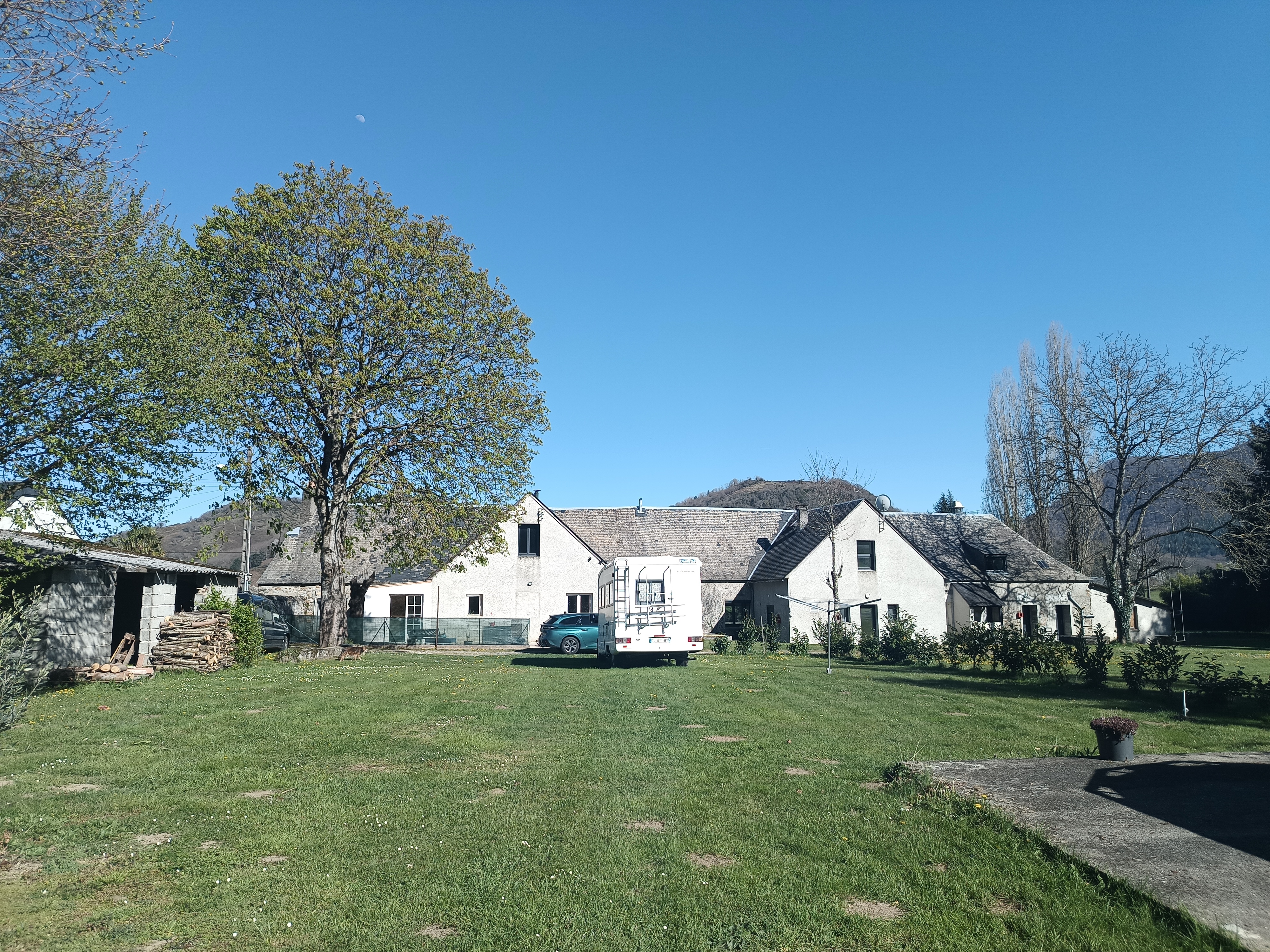 Bonjour nous mettons en vente notre charmante longère de 1789 offrant un potentiel infini pour vos projets.Pleine de caractère et en activité en tant que gîte sur la commune de lortet dans les hautes Pyrénées.
La propriété se compose d'une maison d'habitation principale, d'un gîte pouvant accueillir 15 personnes, d' un appartement T3 et de plusieurs espaces modulables.
Avec 550m2 habitables sur un total de 650m2 ( 100m2 de garage, grange et dépendances) et un vaste terrain de 5800m2, vous profiterez également de 2 piscines (  1 pour le gîte,1 pour la maison d'habitation principale en tout intimité). La maison d'habitation se compose de 3 chambres,2 salles de bain,une cuisine ouverte sur la salle à manger,un salon et une partie à rénover soit en appartement ou chambre parentale.Une véranda.
Le gîte à 3 chambres+ un espace avec 3 lits simples,1 dortoir, 4 salles de bain, 5 WC, salle à manger,salon, cuisine+ arrière cuisine.1 douche+ un WC handicapé.
L'appartement se compose d'une cuisine ouverte sur la salle à manger et salon.2 chambres,1 salle de bain et une buanderie.
Dans un environnement paisible et verdoyant à 30 mn de Saint Lary Soulan, sur le GR78, idéalement situé pour les amateurs de vélo et randonnée et de ski en hiver.
Beau potentiel à développer très recherché pour ses espaces et sa tranquillité.