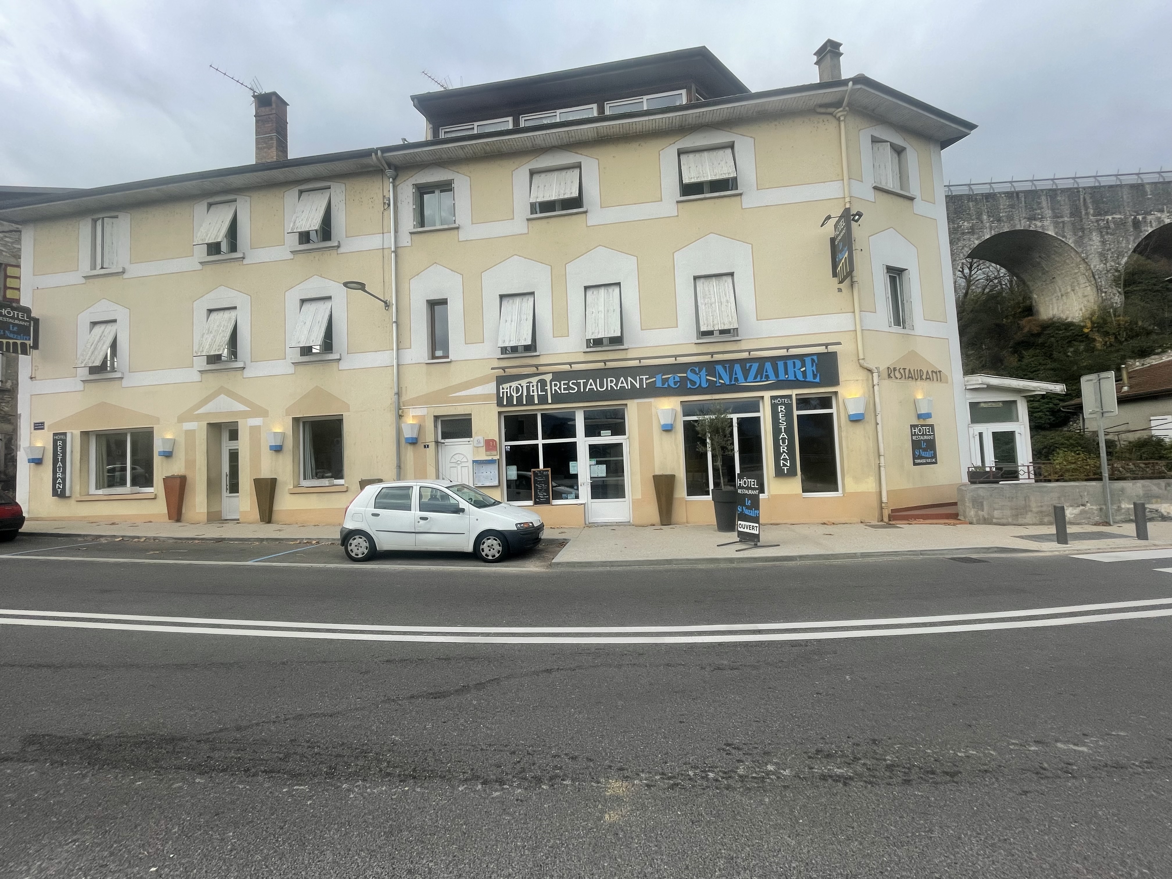 Dans village médiéval au pied du vercors charmant petit Hôtel restaurant 2 étoiles  
10 chambres sur deux étages avec ascenseurs ,salle de restaurant  avec vue panoramique sur lac et aqueduc deux terrasses extérieures attenante à l’hôtel 
Plus terrasse extérieure du mois de mai à septembre de 70 couverts .
L’hôtel dispose d’un parking privé 4 voitures.
Grande cuisine ,
30 mn de Valence,1 h de Lyon 30 mn de la station de ski Villard de lans ,
Unique établissement dans le village.
Vous trouverez sur place bar tabac pmu 
Boulangerie poste pharmacie supermarché écoles coiffeur