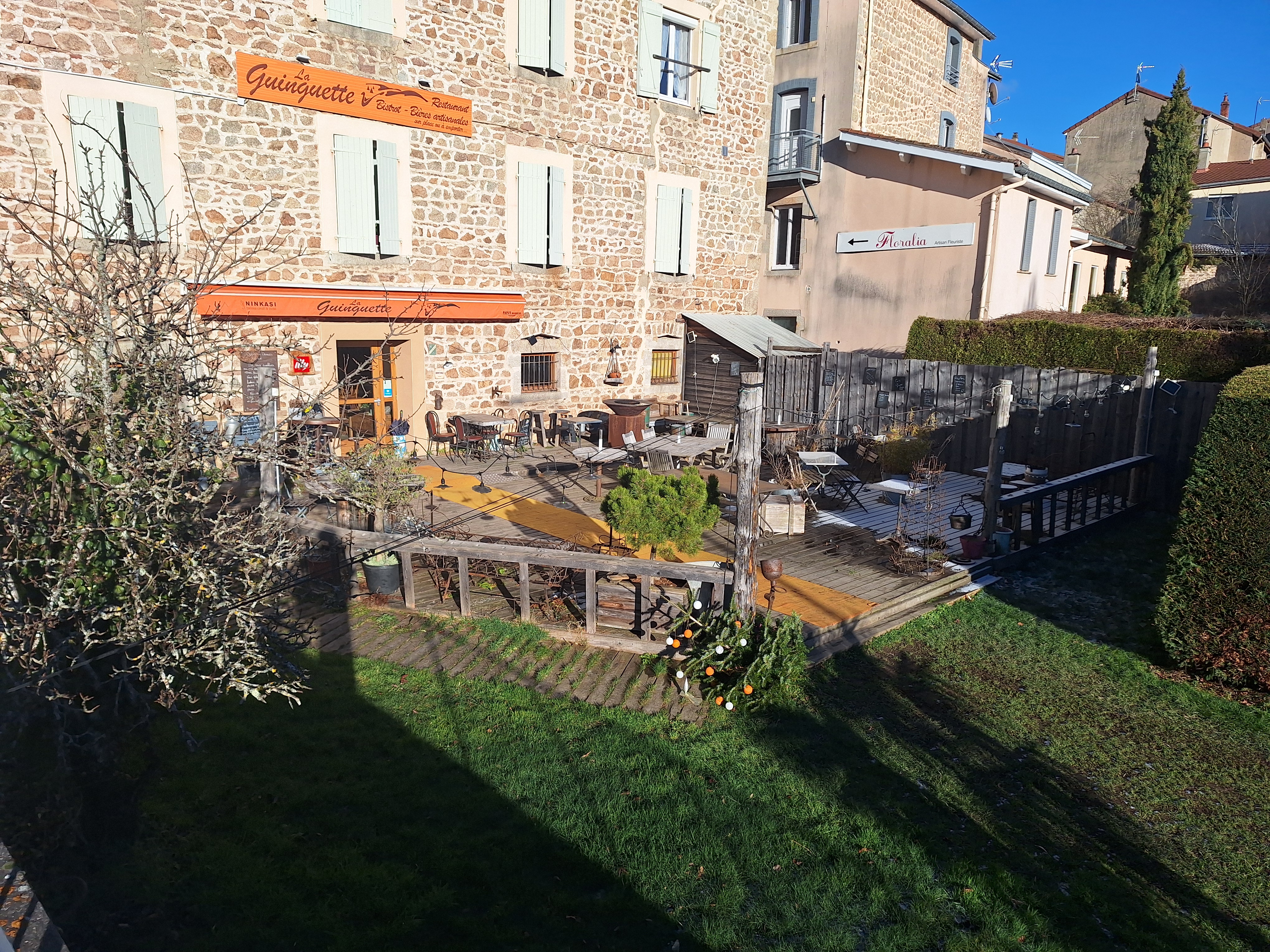 La Guinguette, restaurant convivial une quarantaine de places assises à l'intérieur et terrasse de 120m2.
Parking à l'entrée. Situé dans un village de 1600 habitants. 
Commerces proches,pharmacie, boulangerie, la poste , crédit agricole, casino golden palace.
Très bon emplacement. Restauration traditionnelle.