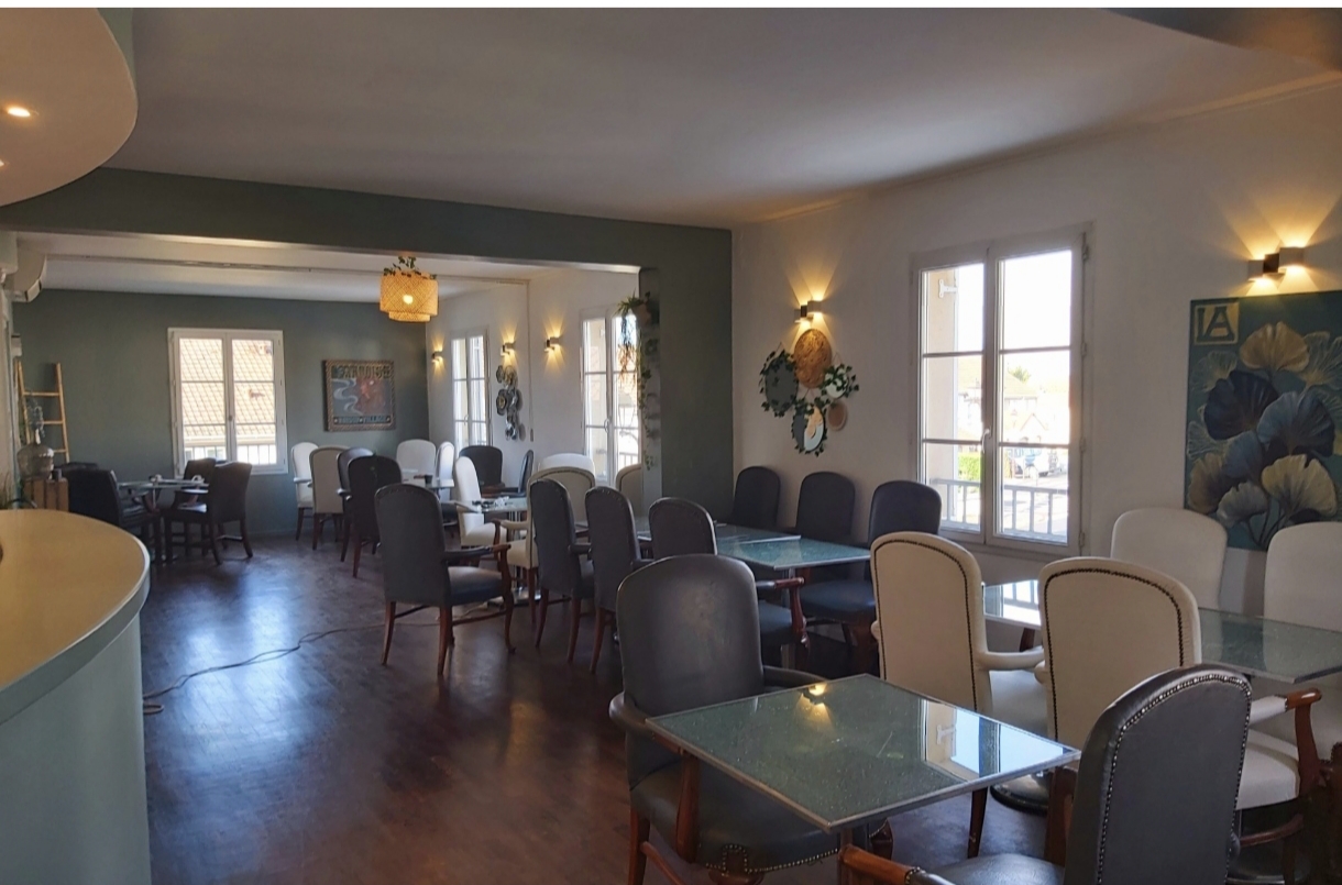 Vends fonds de commerce Restaurant 173 m2 sur 2 étages plus la terrasse extérieure avec possibilité d'extension à Roissy-En-France (95700)
510.000 €
Réf. : G34/3398 / 12 mai 2026

Roissy-en-France (95700)
Idéalement situé en plein centre-ville de Roissy-en-France (95), ce restaurant bénéficie d'un emplacement stratégique dans une ville dynamique et accueillante, au cœur d'un secteur à très forte activité économique et touristique.

L'établissement dispose d'une capacité d'accueil d'environ 130 places assises (sans la terrasse), avec parking privé, offrant un réel confort à la clientèle.

Le bien comprend également un appartement de 70 m², idéal pour un logement de fonction ou un investissement complémentaire.

Les atouts :
. Emplacement premium en centre-ville
. Clientèle importante et régulière toute l'année
. Proximité immédiate de l'Aéroport de Paris Charles-de-Gaulle
. À quelques minutes du Parc des Expositions de Villepinte
. Forte fréquentation touristique et professionnelle
. Secteur en constante activité

Une belle opportunité pour restaurateurs ou investisseurs souhaitant développer une activité dans une zone à fort potentiel.