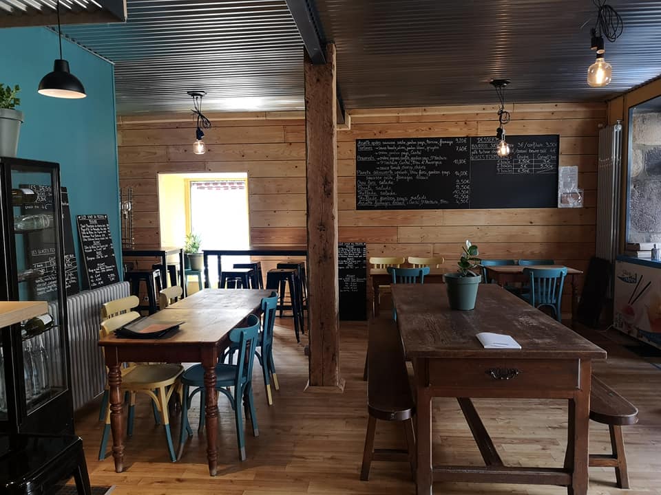 Située en plein coeur du bourg de St jacques des Blats, nous mettons en vente notre fond de commerce (local commercial idéal pour la restauration) .
	-Le locale est une bâtisse en pierre datant de 1910 , toit ardoise.. 
	-Rez de chaussée: commerce, bar épicerie restaurant meublé, cuisine équipée pro ( plancha, four trimix, piano, saladette réfrigérée, plonge...), le tout refait à neuf en juillet 2021, équipement neuf. Côté commerce: comptoir et épicerie réalisé par un artisan local. Réserve de 30m2. Chaudière à boise ou granulés. Licence 4. Terrasse de 50 places . Intérieur de 30 places.
	-PRIX  105 000€ fond de commerce /// 800€ TTC location murs commerce 

Possibilité de louer appartement  au dessus PRIX 700€ TTC
Les travaux de rénovation datent de 2023 pour la partie habitation avec une très bonne isolation, fenêtre pvc double vitrage.
	- 1er étage : habitation avec grande pièce de vie ouverte de 90m2 avec cuisine, salon, salle à manger, bureau (loft). Poêle à granulés.		.
	- 2éme étage : 2 chambres , salle de bain douche, baignoire, wc.
	-Comble aménagé : 1 chambre en mezzanine

A 5 min de la station de ski de Super Lioran, idéalement située pour les départs de randonnée. Ce petit village accueillant du Cantal possède plusieurs commerces (boulangerie, bar tabac, camping, plusieurs hôtels restaurant) ainsi qu'une école, La poste. Vue imprenable sur les montagnes. 

Demande de photos supplémentaires ainsi que les bilans du commerce sur demande.
Contact par Mail ou Boncoin uniquement.
Pas de gérance au location vente.
Possibilités de vente des murs par la suite.