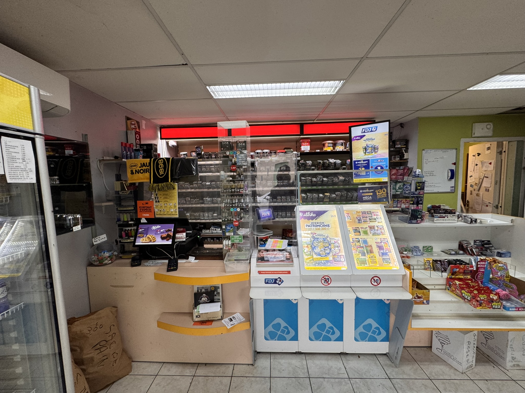 Prix du fonds : 135 000 €
Murs : à louer (500€) ou à vendre (90 000 €)

Commerce idéalement situé sur l’axe principal Angoulême – La Rochelle, avec fort passage (≈ 4 000 véhicules/jour) assurant une excellente visibilité et un flux constant de clientèle.

🔹 Activités
Bureau de tabac

FDJ / Loto

Supérette / produits de proximité

Dépôt de presse

🔹 Atouts majeurs
Chiffre d’affaires stable, activité pérenne

Aucun salarié à reprendre

Clientèle fidèle + passage routier important

Zone ZZR : avantages fiscaux attractifs pour le repreneur

Apport personnel obligatoire douane/tabac : 40 000 €

Potentiel de développement : élargissement des services, optimisation de l’espace, nouveaux rayons

🔹 Conditions
Fonds de commerce : 135 000 €

Murs : au choix

Location : 500€

Vente : 90 000 €

Renseignements détaillés uniquement sur visite

Personnes non sérieuses s’abstenir

📸 Photos disponibles
Visite sur rendez-vous pour présentation complète et chiffres.

🔹 Motif de la vente
Départ à la retraite.