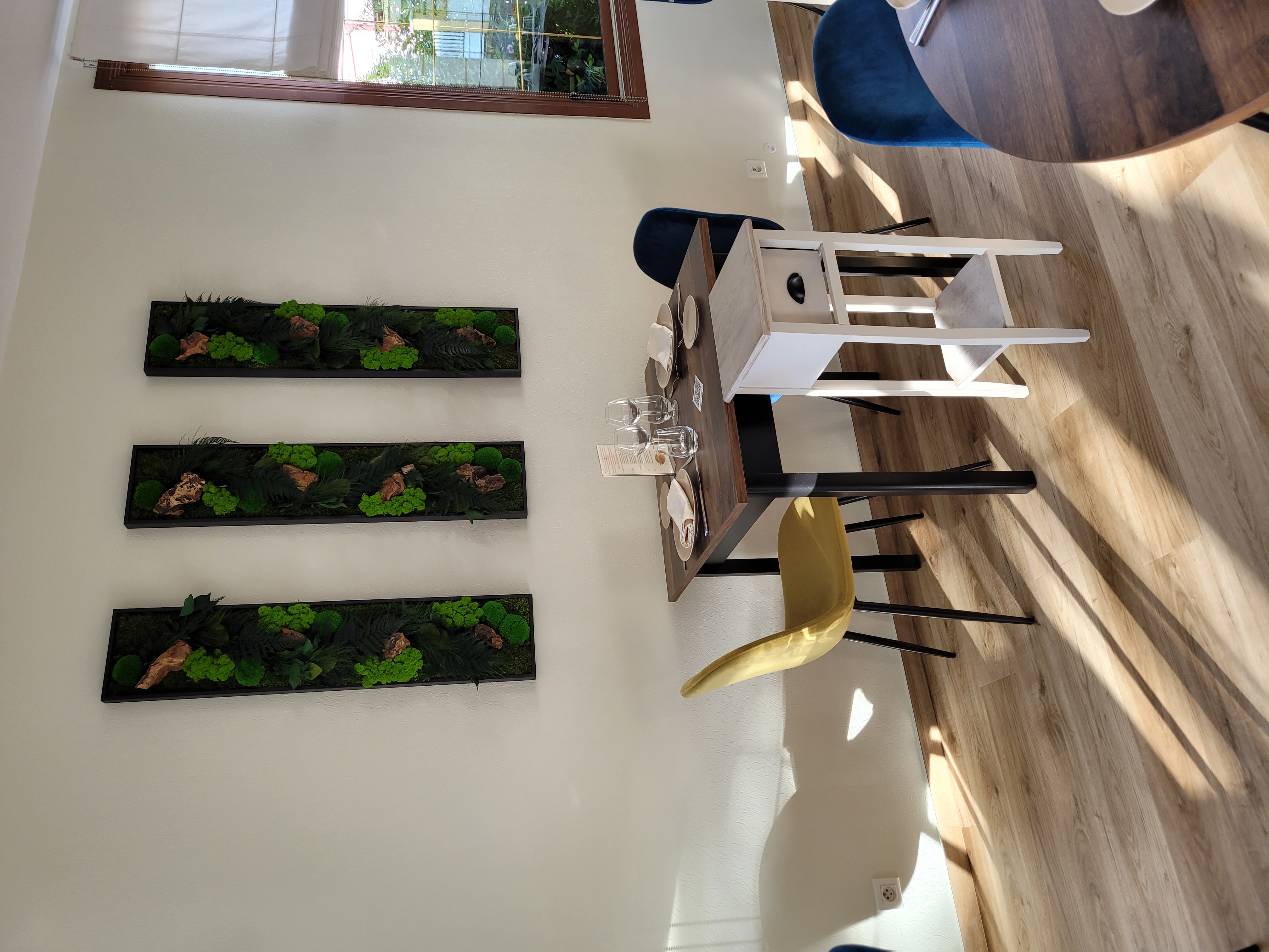 A Vendre Restaurant Sud Sarthe Fonds et Murs. 
Etablissement aux normes, cuisine et salle rénovées récemment.
Terrasse et parking privés.
2 Salles = Capacité 50 personnes et 25
Terrasse = Capacité 25 personnes
Possibilité d'accroître la partie Traiteur.
Appartement de 100 m2 au dessus du Commerce
Ouvert du mercredi midi au dimanche midi et le soir les vendredis et samedis.