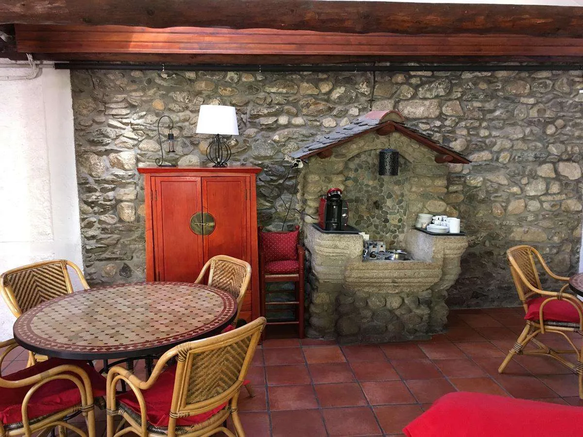 URGENT A CEDER MURS ET FDC de cette belle auberge située dans le village pittoresque de Latour-de-Carol allie le charme traditionnel de la Cerdagne dans les Pyrénées Orientales. 10 mn de la frontière espagnole, 25 kms du Pas de la Case et 11 kms des pistes de ski de Porte Puymorens.
De plus, son emplacement stratégique permet un accès facile aux randonnées pédestres, cyclistes et aux activités de montagne. C'est une auberge de caractère de 1929 d'une superficie totale de 600m² en R+3. Elle dispose 10 chambres. Logement de fonction de type T3. Au rez-de-chaussée nous trouvons un jardin de 70 m2, un salon calme de type jardin d’hiver avec beaucoup de lumière, bar, grande salle à manger avec carrelage hydraulique et plafonds en bois avec une capacité de 40 places assises. Cuisine professionnelle entièrement équipée, entrepôt et réception. Ticket moyen sur la partie restauration 30€ et le prix moyen chambre 88€ à 120€ Devant le bâtiment se trouvent deux parcelles qui servent de parking pour l'auberge. Une des parcelles de 900m² est constructible.
Ouverture à l'année sauf 5 semaines, octobre et mars. Nombreux axes de développement, le CA de 125.000€ ne reflète pas le potentiel. Prix de vente Murs + fonds de commerce + terrain 785.000€
Vente urgente cause santé