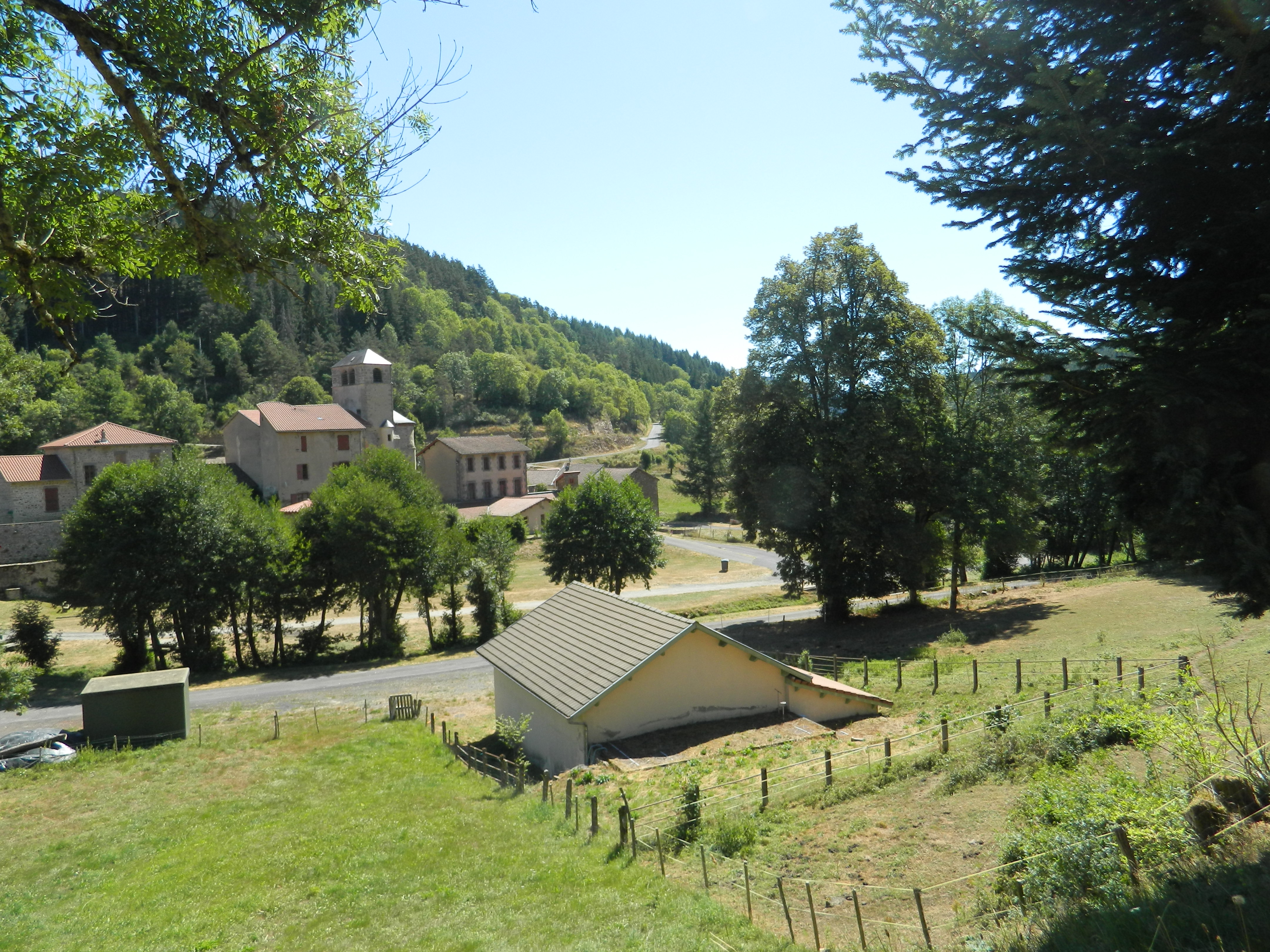 La commune de Saint Vert (109 habitants - 710 m d’altitude) recherche un exploitant pour début d’année 2025 pour son bar restaurant situé au cœur du village.
L’établissement est situé en Auvergne, en Haute-Loire, à 30 mn de l’A75, à 20 mn de la Chaise Dieu, à 25 mn de Brioude et offre du potentiel pour un couple désireux de développer une affaire en milieu rural. Le lieu est fréquenté (exploitants forestiers, BTP, randonneurs, motos…). Un tissu riche de PME industrie, artisanat, commerces et services est présent sur l’ensemble du territoire. 
L’affaire est dotée d’une licence IV. Le restaurant de 40 couverts dispose de 2 terrasses (40m² chacune), et propose une cuisine familiale à une clientèle locale et touristique en saison estivale. Possibilité de proposer des soirées à thèmes, des banquets, des repas ouvriers et des repas à emporter. 
L’établissement est aux normes hygiène, sécurité, PMR. La salle du restaurant est spacieuse. La cuisine est équipée (lave-vaisselle, frigo, gazinière, chambre froide).
Exploitation en couple possible, mais un revenu complémentaire pour le ou la conjoint(e) serait souhaitable. 
Un logement type F4 est attenant à l’affaire. 

Possibilité de donner à l’exploitant la gestion du gite rural communal (commercialisation, accueil, entretien) dont la mairie est propriétaire. Capacité de 10 couchages, gîte de France.  
Conditions de reprise :
Location : Commerce 252 € TTC mensuel - Logement : 350 € mensuel
Caution à verser à l’entrée dans les lieux : 1 525 €
Les candidatures seront examinées par la mairie sous condition de présentation d’un CV et d’une lettre descriptive du projet.
Contact mairie de Saint-Vert : Tél : 04 71 76 32 63 ou 06 82 46 23 90 - mail : mairie.saintvert@orange.fr
Contact Chambre de commerce et d’Industrie de Haute-Loire : tél : 04 71 50 88 01 - mail : n.bardakoff@hauteloire.cci.fr