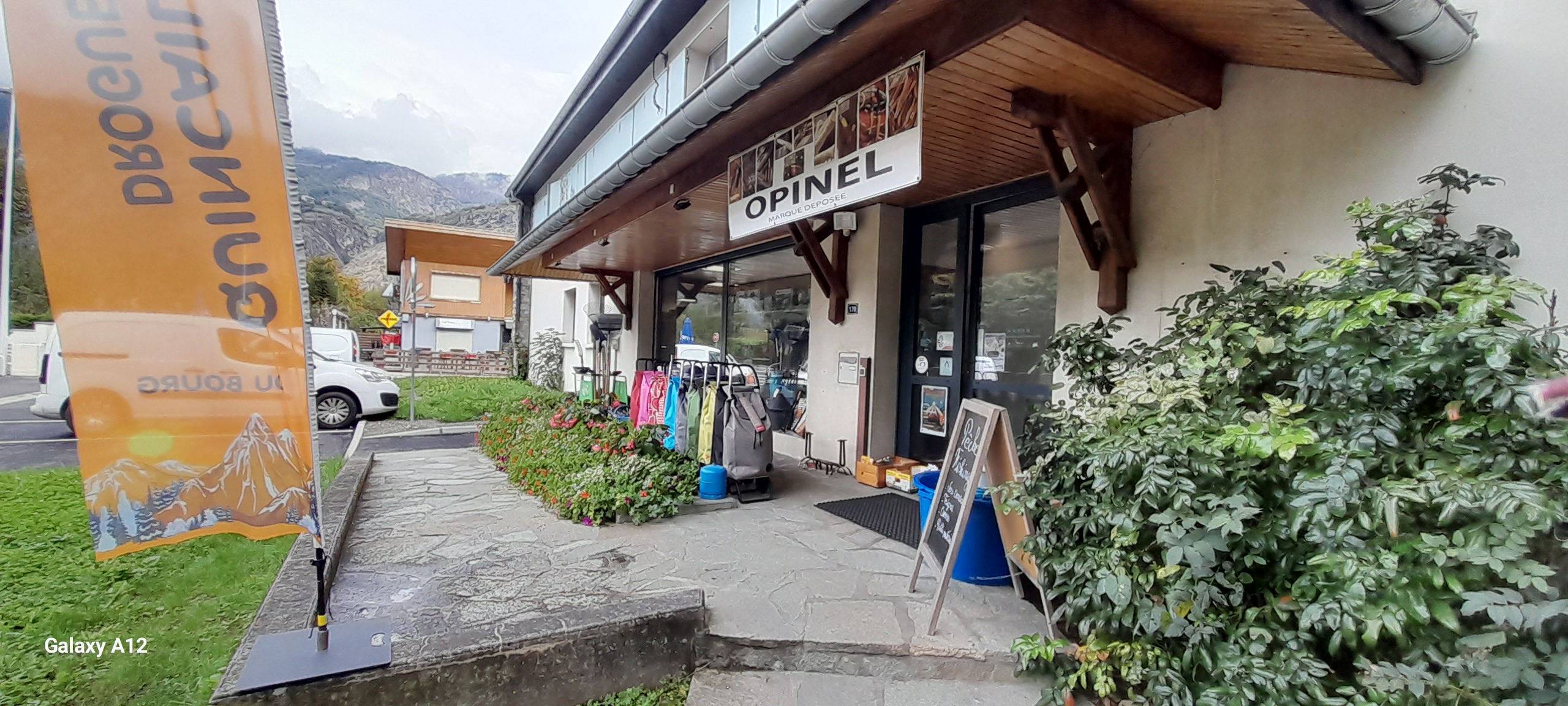 Cause départ retraite, vends fond de commerce exclusif quincaillerie (surface de vente 90 m² - 2 pièces de 20 m² faisant office de réserve  - 1 bureau de 20 m² - 1 kitchenette de 4 m² soit 154m²) Grande vitrine 5 m + SAS d'entrée vitré. 
Parking et accès PMR
Livraison facile d'accès

Situé à l'entrée et/ou sortie de Bourg d'Oisans (LABEL ville à vélo)

La clientèle s'étend de Livet et Gavet en passant par Allemond/Vaujany/Villard-Reculas/Oz en Oisans/Alpe d'Huez/Auris/les 2 Alpes et de nombreux villages de montagne jusqu'au Briançonnais (05).

Fréquentation : 
Pendant les vacances scolaires -> touristes et locaux, avant/après -> loueurs et locaux. 
Vacances d'été (50 à 75 personnes/jour (touristes, loueurs, locaux). 
Hors vacances et tout au long de l'année -> loueurs, saisonniers, locaux, commerçants et Administrations de l'Oisans.

Nombreux évènements à Bourg d'Oisans : concerts, pièces de théâtre, Fête des Minéraux, la Grande Foire, le Marché de Noël, Tour de France et aux alentours : la marmotte, tomorrowland, alpe d'huzes...