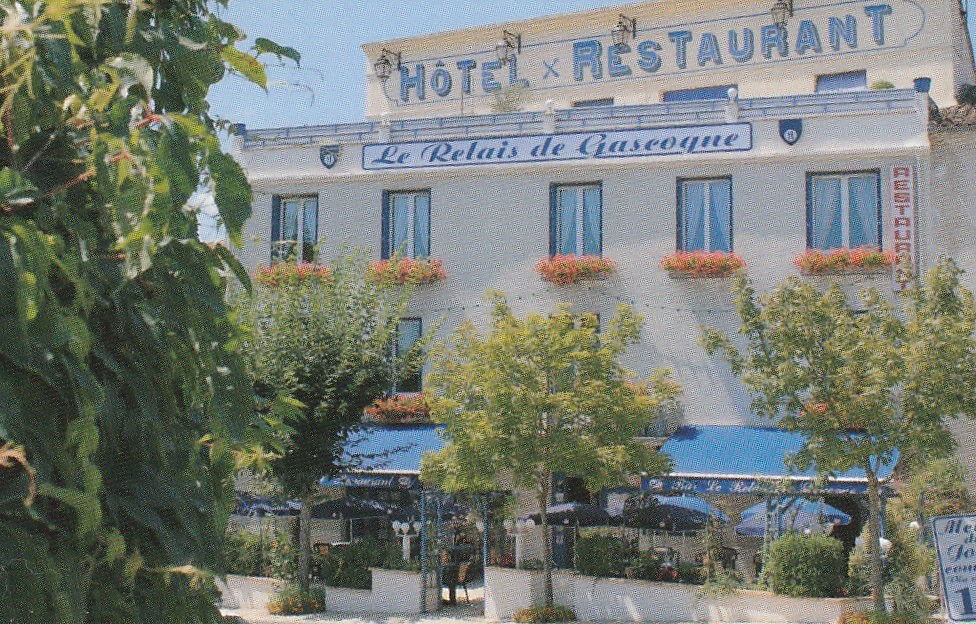 VENDS HOTEL, RESTAURANT, BAR, TRAITEUR, SALLE DE BANQUET          
A L'ENTREE DU VILLAGE DE MEZIN HOTEL 17 CHAMBRES
POUR DEPART EN RETRAITE ETUDIE TOUTES PROPOSITIONS
FOND ET/OU MUR , TENUE 25 ANS