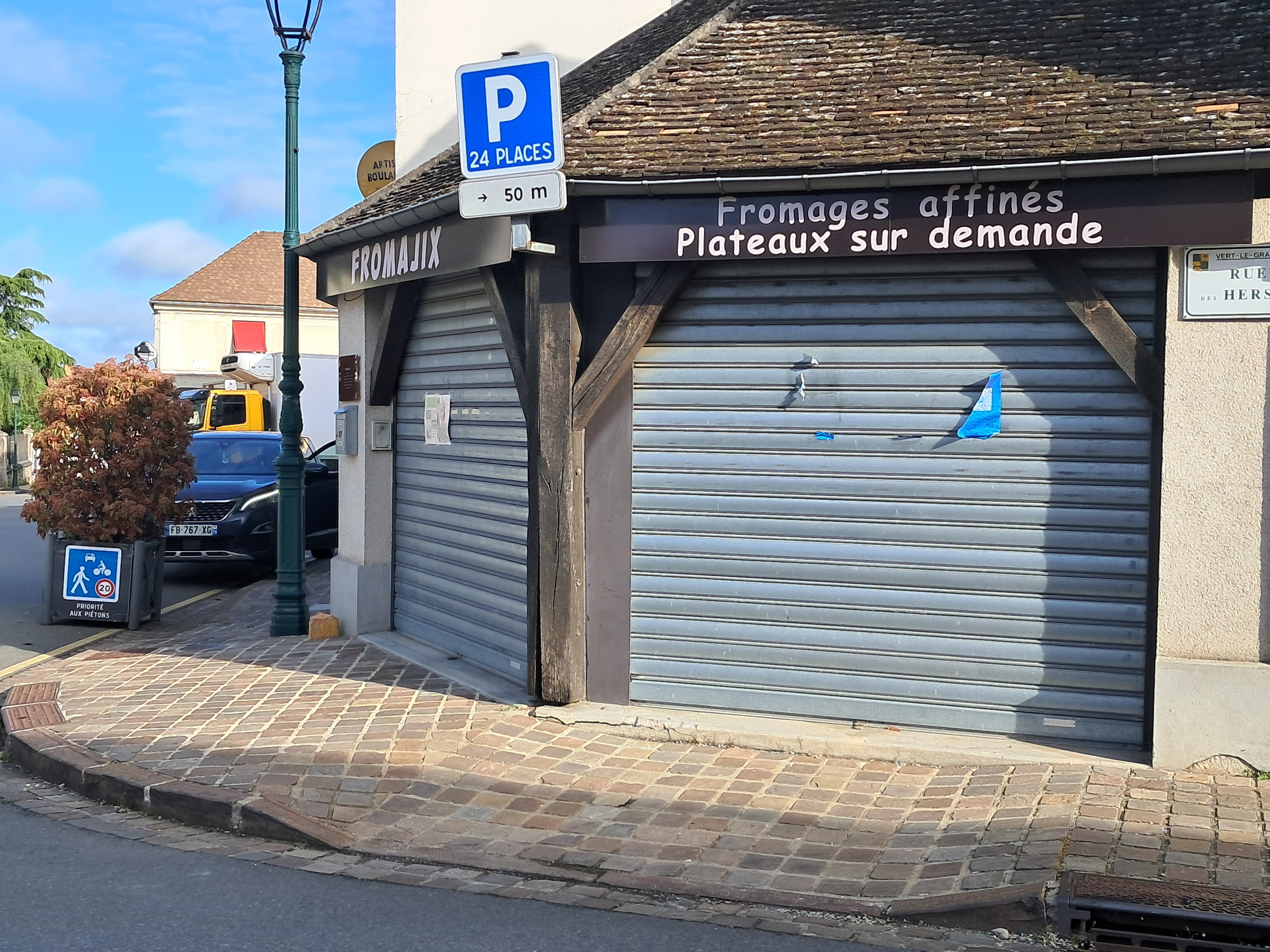 VERT-LE-GRAND, village rural de l'Essonne de 2400 habitants, situé à 35kms au sud de Paris cherche à installer un primeur, un fleuriste, un fromager ou encore un caviste dans un local commercial communal.

Ce local est idéalement situé au coeur du village à proximité immédiate de la Mairie.
Local commercial de 21m² au rez-de-chaussée.

Conditions financières avantageuses.

Local disponible au 1er août 2026.