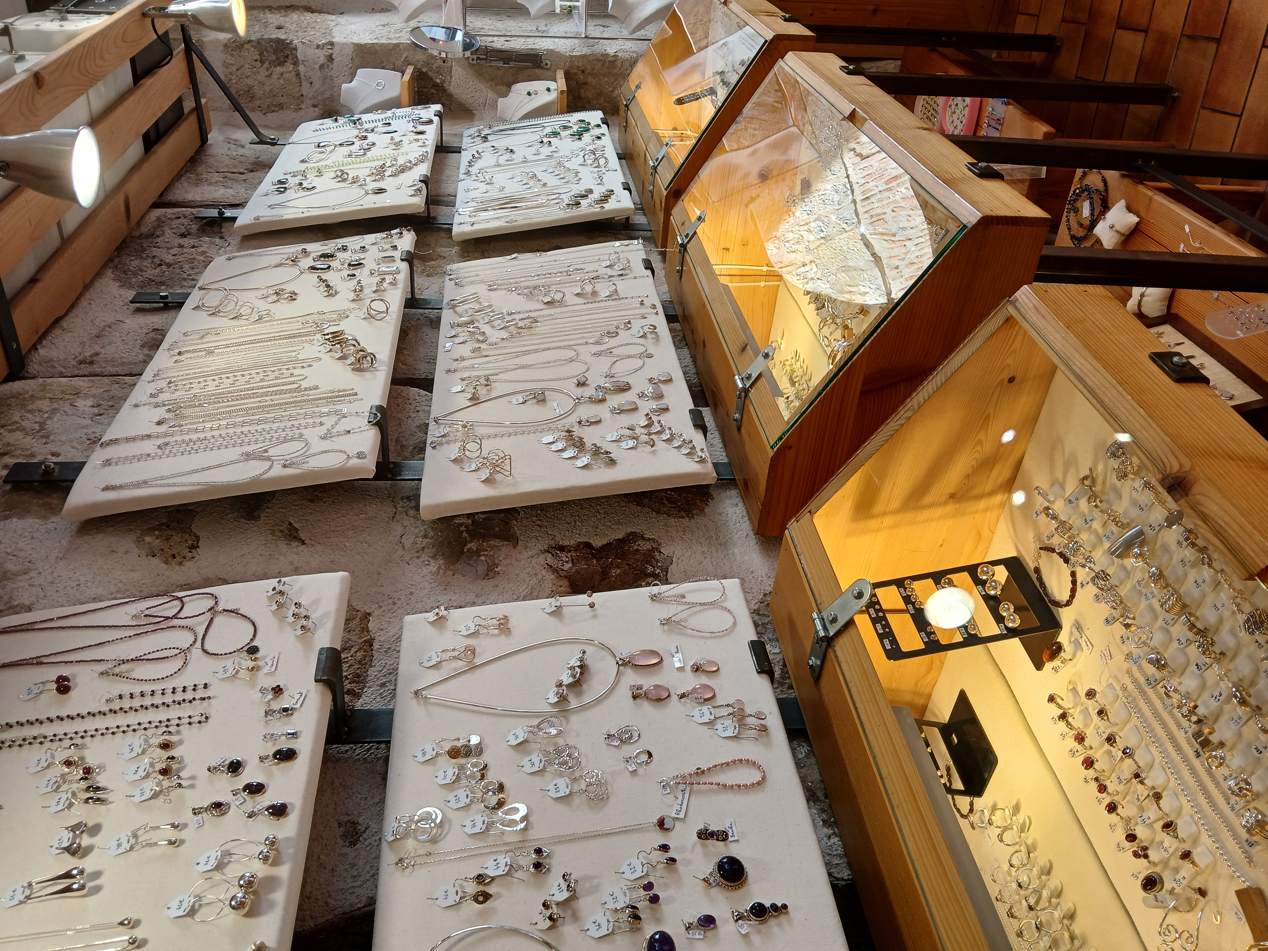Opportunité rare pour un(e) passionné(e) de bijoux, de pierres naturelles ou d’artisanat. Boutique de charme à céder, située en plein cœur du centre-ville de Saint-Céré, dans une rue commerçante dynamique avec fort passage piéton et excellente visibilité.

Activité & clientèle :
En activité depuis 2002, cette bijouterie est une adresse de référence locale, avec une clientèle fidèle et un afflux touristique saisonnier. Elle propose une sélection soignée de bijouterie argent, acier et pierres naturelles, grâce à un réseau de fournisseurs internationaux.

Le local :
Le local de 24 m², lumineux et très bien agencé, dispose :
d’un espace de vente chaleureux avec mobilier et vitrines sur mesure,
de murs en pierres apparentes offrant un cadre authentique,
de grandes vitrines donnant sur la rue commerçante,
d’un point d’eau/toilettes.

Organisation actuelle :
Ouverture 4 jours/semaine
Une salariée en CDI (36h/mois)
Possibilité d’accompagnement à la reprise

Conditions :
Loyer mensuel : 450 €
Prix de vente du fonds : 15 000 €