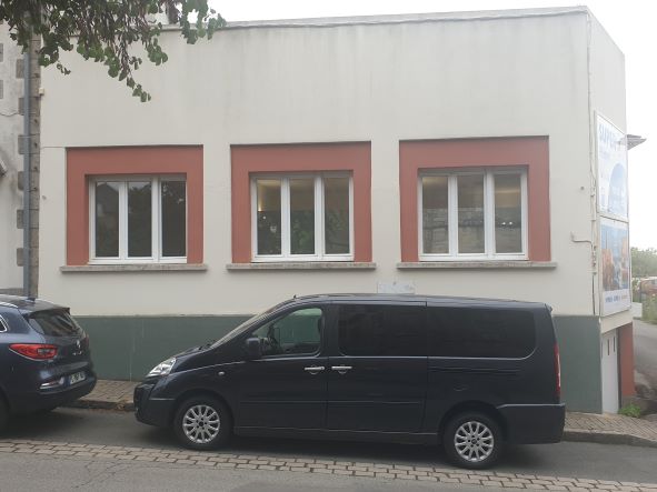 La commune de PLEMET, dans le centre Bretagne (22), située en zone sous-dotée, ZRR, se situe à 50 min de RENNES, recherche un kinésithérapeute en collaboration avec l'actuel kiné pour répondre aux besoins de la population. Un cabinet disponible en location. Actuellement, sur la commune : un cabinet médical avec 3 médecins, un cabinet d'infirmières, deux cabinets dentaires, un centre de secours, une société de taxi ambulance, un ostéopathe et une opticienne sont installés. Un centre de rééducation fonctionnelle dépendant d'un centre hospitalier. Nombreux services de proximité : écoles primaires, collèges, poste, supermarché, boulangeries, coiffeurs, garage, banques ; et de nombreux artisans installés sur la commune permettent également de bénéficier des avantages de la vie citadine sans ses inconvénients. Nombreuses associations sportives et culturelles. Pour tout renseignement complémentaire, n'hésitez pas à contacter la mairie au 02 96 25 61 10.