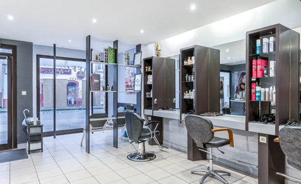 A vendre fonds de commerce SALON DE COIFFURE Quimper centre.

Local 60 m2 comprenant un espace salon, une petite réserve et des sanitaires.
Travaux de rafraichissement à prévoir.
Bail 3/6/9 - Loyer 981.36 euros HT

Le salon est au centre ville. Places de stationnement et commerces à proximité.

Clientèle locale mixte.

CA 75 à 80 000  euros/an dont 14 KE à domicile
Pas de salarié à reprendre

Fonds de commerce 35000€ sans le véhicule (42000 euros avec le véhicule société C3 2 places)

Pas sérieux et agences s'abstenir