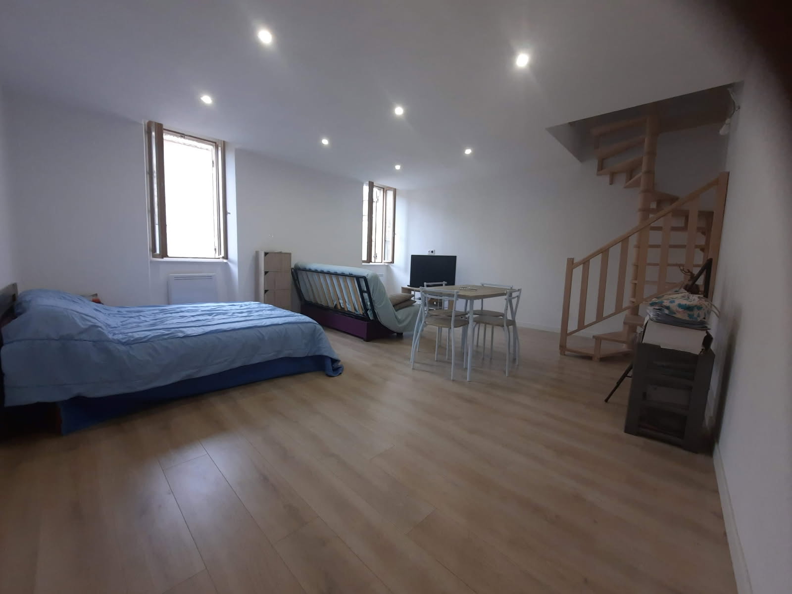A vendre murs qui peut  servir de local pour professionnel ou autre à l étage appartement refait à neuf  chambre bureau, salle de bain, wc salon le tout 70m2