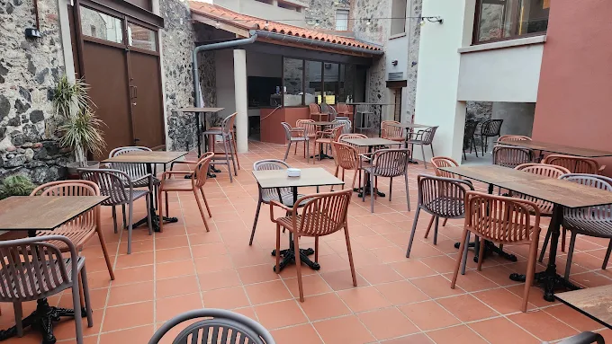 RARE – À CÉDER RESTAURANT BISTRONOMIQUE CLÉ EN MAIN – CASES-DE-PÈNE (66)
Une adresse de caractère avec un fort potentiel de développement
À seulement quelques minutes de Perpignan, au cœur d'un secteur dynamique, découvrez ce superbe restaurant bistronomique bénéficiant d'un emplacement stratégique sur un axe très passant. Implanté dans une magnifique bâtisse en pierre, en angle de rue, l'établissement d’une superficie totale de 250m profite d'une visibilité exceptionnelle grâce à une façade de près de 20 mètres linéaires. Parking gratuit à proximité.
Entièrement rénové, le restaurant est vendu clé en main, avec un matériel professionnel neuf d'une valeur d'environ 60 000 €. Aucun investissement n'est à prévoir. Le bar de 3,50 mètres, la cuisine parfaitement équipée et les espaces de travail ont été pensés pour une exploitation immédiate dans les meilleures conditions.
L'établissement dispose de 40 places assises en salle et de 50 places en terrasse, dans un patio plein de charme agrémenté d'une cheminée dédiée aux grillades, offrant une véritable expérience conviviale à la clientèle.
L'exploitation actuelle est volontairement limitée, avec une ouverture du mardi au samedi, midi et soir, laissant de nombreuses perspectives de croissance.
Les atouts de cette affaire :
•	Emplacement premium sur un axe à fort passage.
•	Restaurant récent, aucuns travaux à prévoir.
•	Matériel professionnel neuf (60 000 €).
•	Bail commercial renouvelable en 2033. Licence IV incluse dans le bail.
•	Loyer attractif : 1 370 € par mois.
•	Ticket moyen : 35 € le midi et 45 € le soir.
•	Chiffre d'affaires 2025 : 230 000 €.

Le potentiel de développement est important :
•	Renforcement de la présence digitale (site internet et réseaux sociaux) ;
•	Développement de la vente à emporter et des prestations événementielles ;
•	Privatisations, soirées à thème et réceptions grâce à une salle municipale d'environ 70 m², située au-dessus du restaurant et mise à disposition par la commune.
Cette affaire conviendra parfaitement à un couple de professionnels ou à un restaurateur souhaitant reprendre un établissement reconnu, immédiatement exploitable et disposant d'un véritable potentiel de progression.
Prix de cession : 100 000 €
Vente urgente pour raison personnelle.
Une opportunité rare sur le secteur à ce niveau de prix. Les établissements offrant un tel niveau d'équipement, de charme et de potentiel sont peu nombreux.
Dossier complet et visite sur rendez-vous. Faire offre rapidement.