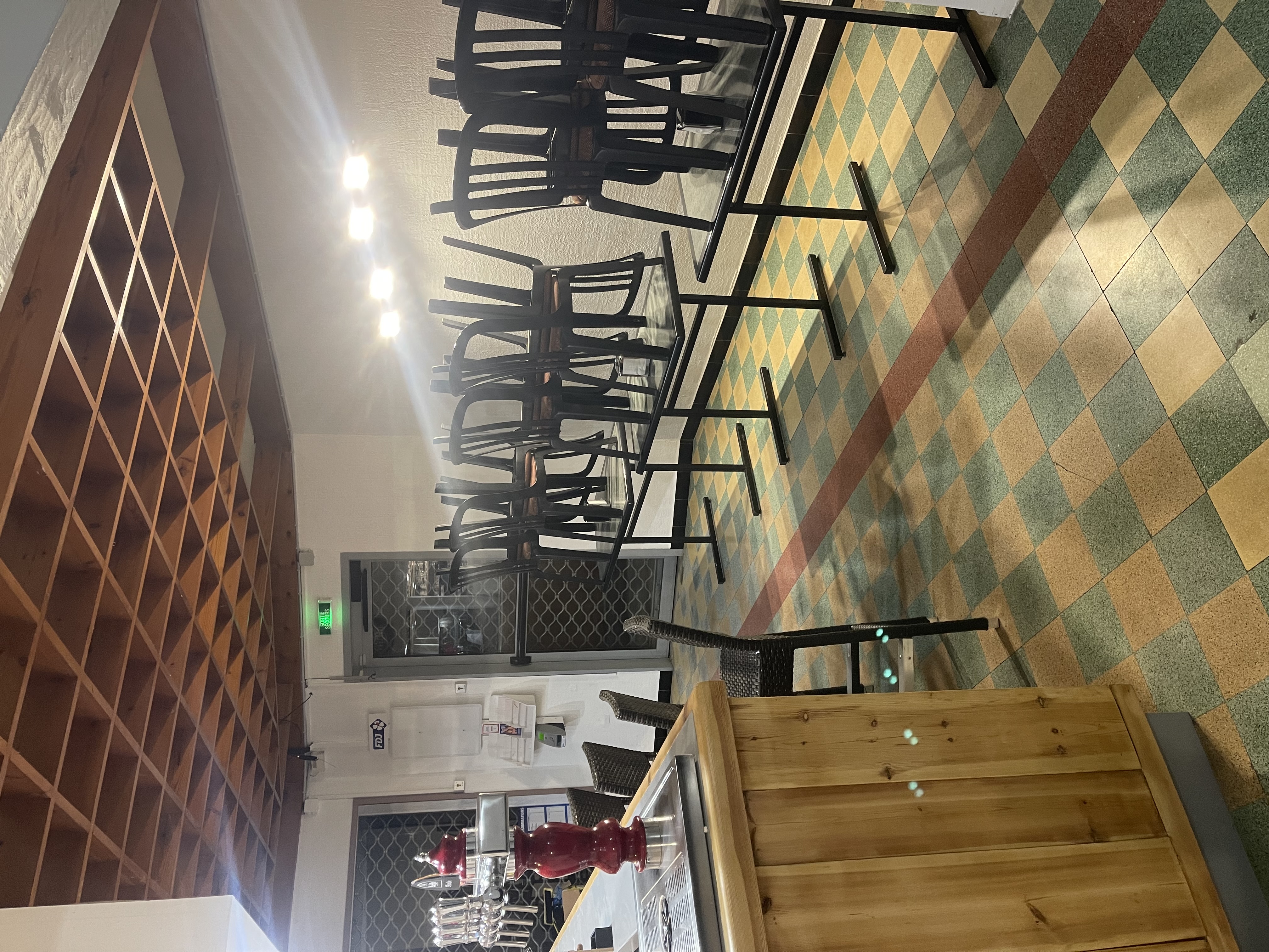 À vendre fond de commerce Bar Tabac FDJ Gaz Relais colis avec possibilité de faire de la restauration…
Situé dans un village à 10 mn de Bergerac.
Belle Terrasse extérieur
Clientèle fidèle 
Chiffre d’affaires en constante évolution
Affaire à saisir car très grand potentiel du à un projet de déménagement en plein centre ville du village. Locaux plus grands, plus fonctionnels, plus visibles, grand parking, sur un axe principal.
Possibilité de diversifier encore plus les produits et services déjà existants 
Appartement de 3 pièces + véranda + cave + jardin + 2 granges compris avec le bail commercial 
Me contacter pour plus d’informations