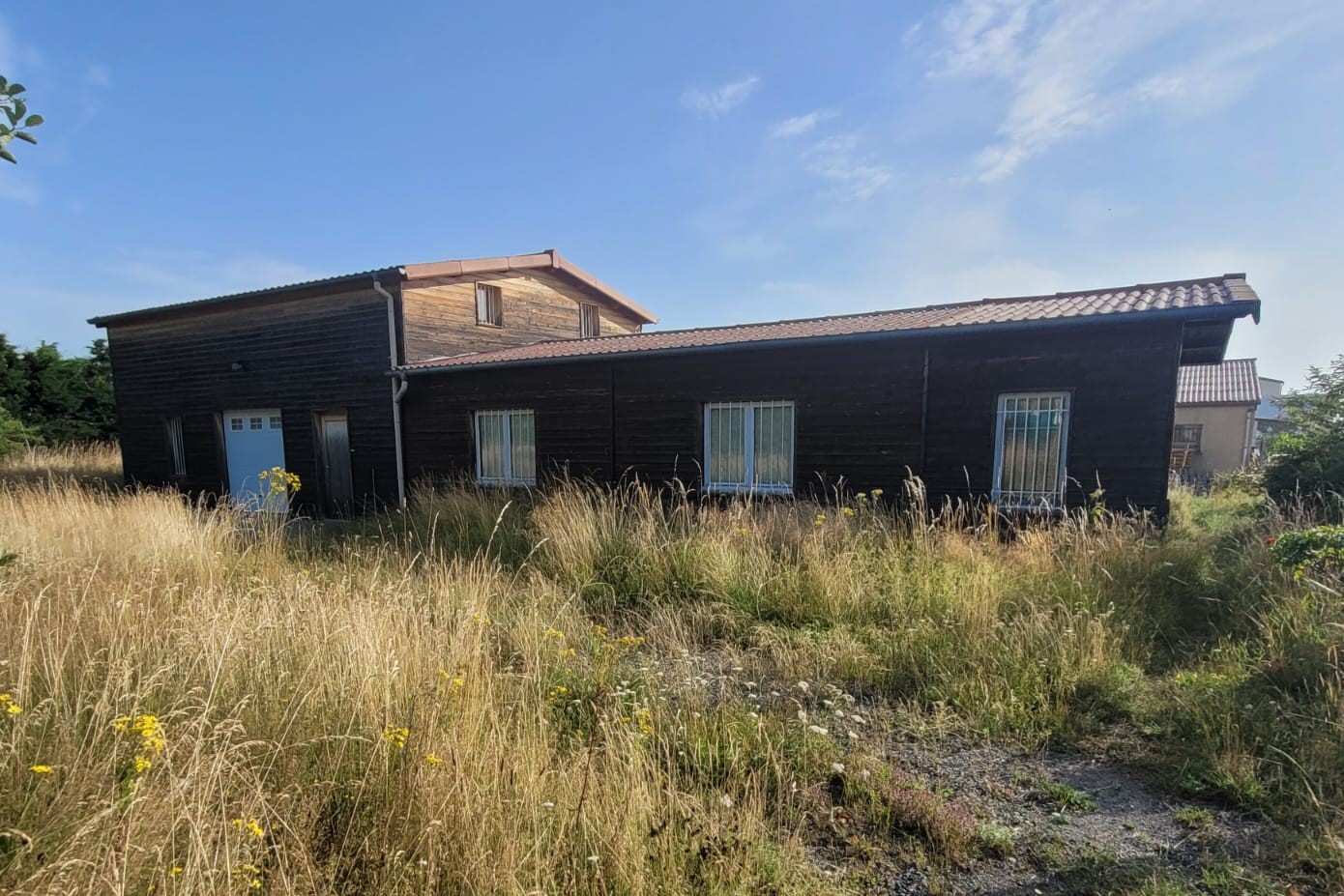 Ouverture du futur café-restaurant de Châtelneuf

Située à une dizaine de kilomètres de Montbrison, en direction de St Bonnet-le-Courreau et Chalmazel, Châtelneuf est une petite commune de moyenne montagne de 348 habitants. Son relief est accidenté et dominé par le pic du Mont Semiol à 1020 mètres. De profondes vallées où coulent des ruisseaux torrentiels découpent le paysage. Ce relief permet un point de vue très large sur la plaine du Forez et les montagnes du matin. Cette commune se compose d’un bourg et de sept hameaux. L’activité agricole et traditionnelle est toujours très présente dans notre commune avec quinze exploitations qui produisent essentiellement du lait pour la fabrication de la « fourme de Montbrison ».

La proximité de Montbrison a permis de nombreuses constructions et ainsi provoqué une augmentation sensible de la population. L’école, l’artisanat, de nombreuses associations y sont très dynamiques et contribuent au développement et au bien-vivre de cette petite commune.

Les travaux d'aménagement du local sont en cours et seront finis fin 2024.

Activités possibles : ​Restauration, Bar, Epicerie, Dépôt de Pain, Relais Colis

Le local :

● Entièrement refait à neuf
● Cuisine professionnelle à disposition (équipement, matériel, ustensiles) : 21m²
● Bar et salle avec « du cachet »​
● Superficies : salle : 50m² (35pax), épicerie/bar : 30m², terrasse : 36m² (40pax)

Contrat proposé : ​

location (bail commercial 3-6-9) des éléments composant le café ( local, matériel, Licence IV)

Aspects financiers : ​

Apport financier pour stock produits et trésorerie initiale à prévoir​ : 7 à 10K€
Loyer mensuelle : 450€HT

Profil de gérant recherché : ​

● Vous possédez des vraies qualités de commerçant et une vive volonté d’entreprendre. ​
● Vous souhaitez vous engager en faveur de la ruralité et en comprenez les enjeux. ​
● Vous justifiez d’une expérience significative dans le secteur de la restauration et maitrisez les techniques culinaires essentielles, ainsi que les normes d’hygiène et de sécurité.​
● Vous avez des bases solides en gestion et faites preuve de rigueur et d’organisation.