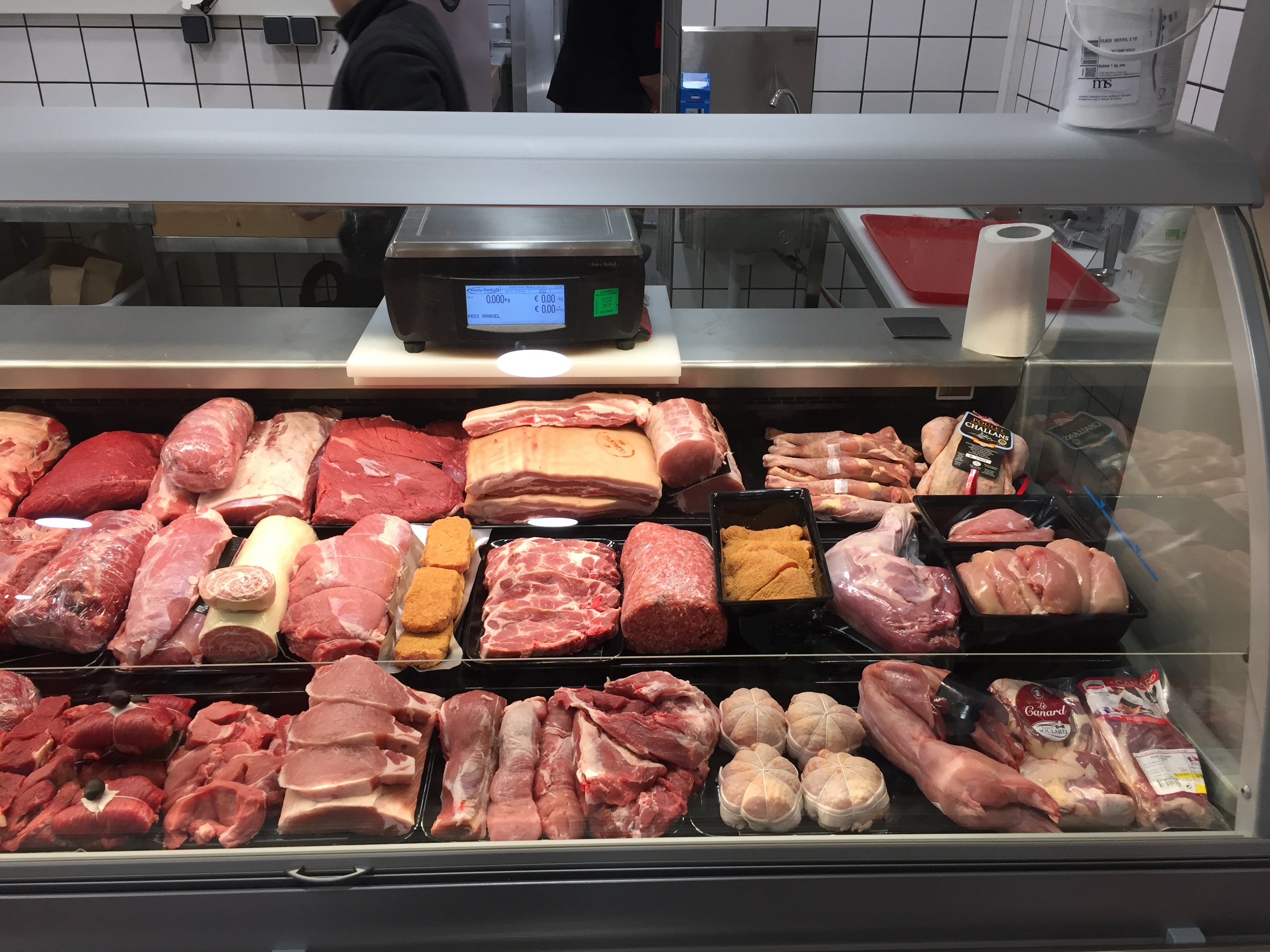 SUPERETTE d'alimentation générale de proximité
OPPORTUNITE A SAISIR

superficie magasin 230 m2 + réserve
située au coeur d'un village lorrain dynamique à proximité immédiate des écoles, cette supérette d'alimentation générale bénéficie d'un emplacement idéal et d'une clientèle fidèle.

Activités proposées :
alimentation générale, presse, gaz, photocopie, cartes téléphoniques, ainsi qu'un
point chaud, poulet rôti, offrant de multiples sources de chiffre d'affaire.

Suite à une réévaluation du projet de cession, le prix de vente a été ajusté à
75000€. Les travaux de mise en conformité électrique et incendie à prévoir seront pris en charge par le propriétaire des murs. Un bail avec option d'achat du local commercial sera proposé afin de sécuriser cet engagement financier.

Ce commerce représente une belle opportunité pour un couple ou un repreneur 
souhaitant s'investir dans un commerce de proximité avec un fort potentiel de 
développement.