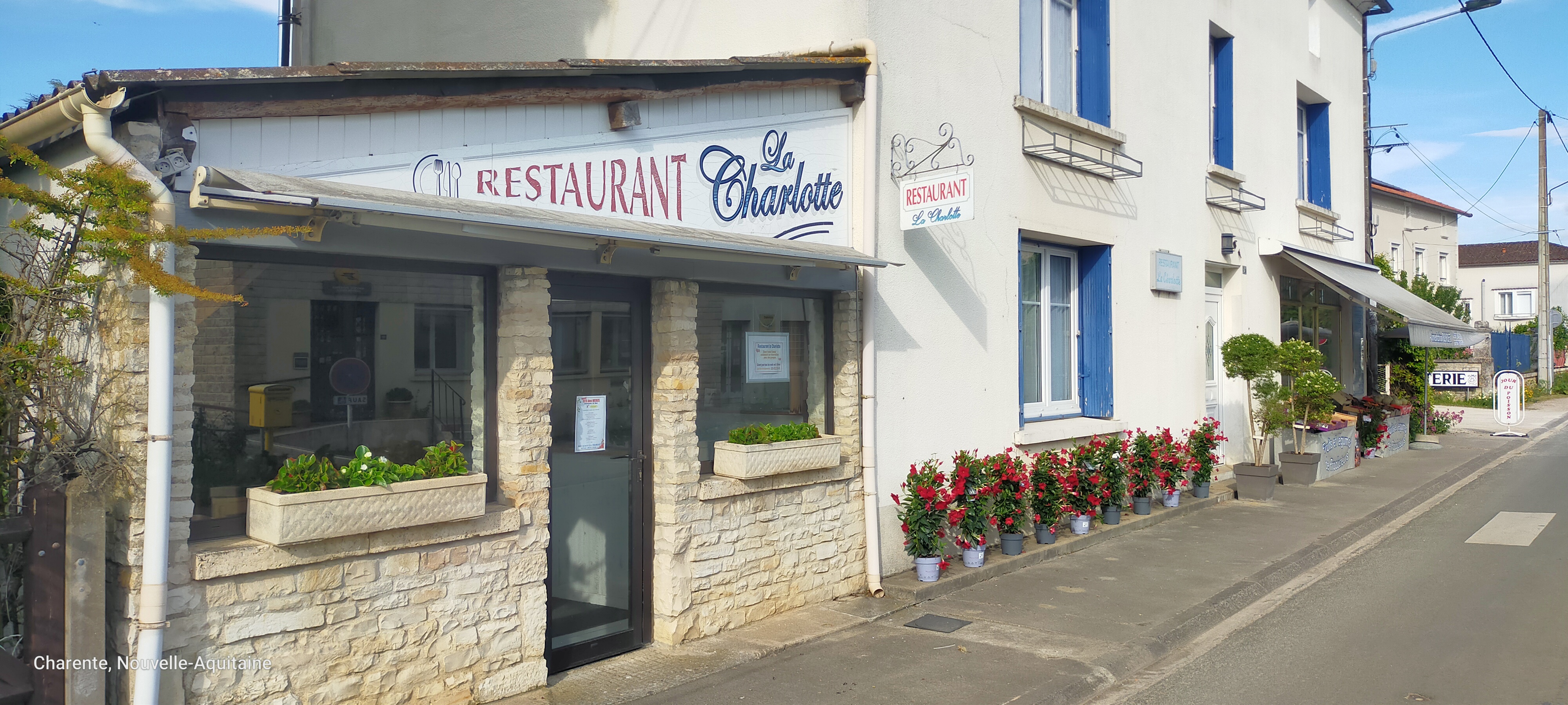 Alimentation Générale Restaurant une affaire saine dans un village vivant et commercial :
 Une maison médicale active 4 médecins 4 kinés 1 ostéopathe, infirmières,   podologue et pharmacie.
 Commerces alimentaires : 1 boulangerie pâtisserie de qualité , boucherie charcuterie traiteur  , bar tabac presse jeux loto petite restauration.
Salon de coiffure , Hangar créatif: laine, produit pour la couture , pressing . 
Groupe scolaire , Agence postale communale,  Associations , Club des aînés , Camping municipal. 
Notre village Aunac Sur Charente est incontournable situé au bord du fleuve Charente nous sommes en commune nouvelle avec le rattachement de 4 villages( environ 980 habitants) dû à un maire dynamique avec son conseil municipal !
Notre fidèle clientèle est très attachée à notre commerce  d'une affaire familiale tenu 30 ans auparavant c'est à nous maintenant au bout de 40 ans de passer le relais !
Notre commerce avec habitation  perdurera encore longtemps pour un couple ou une famille .