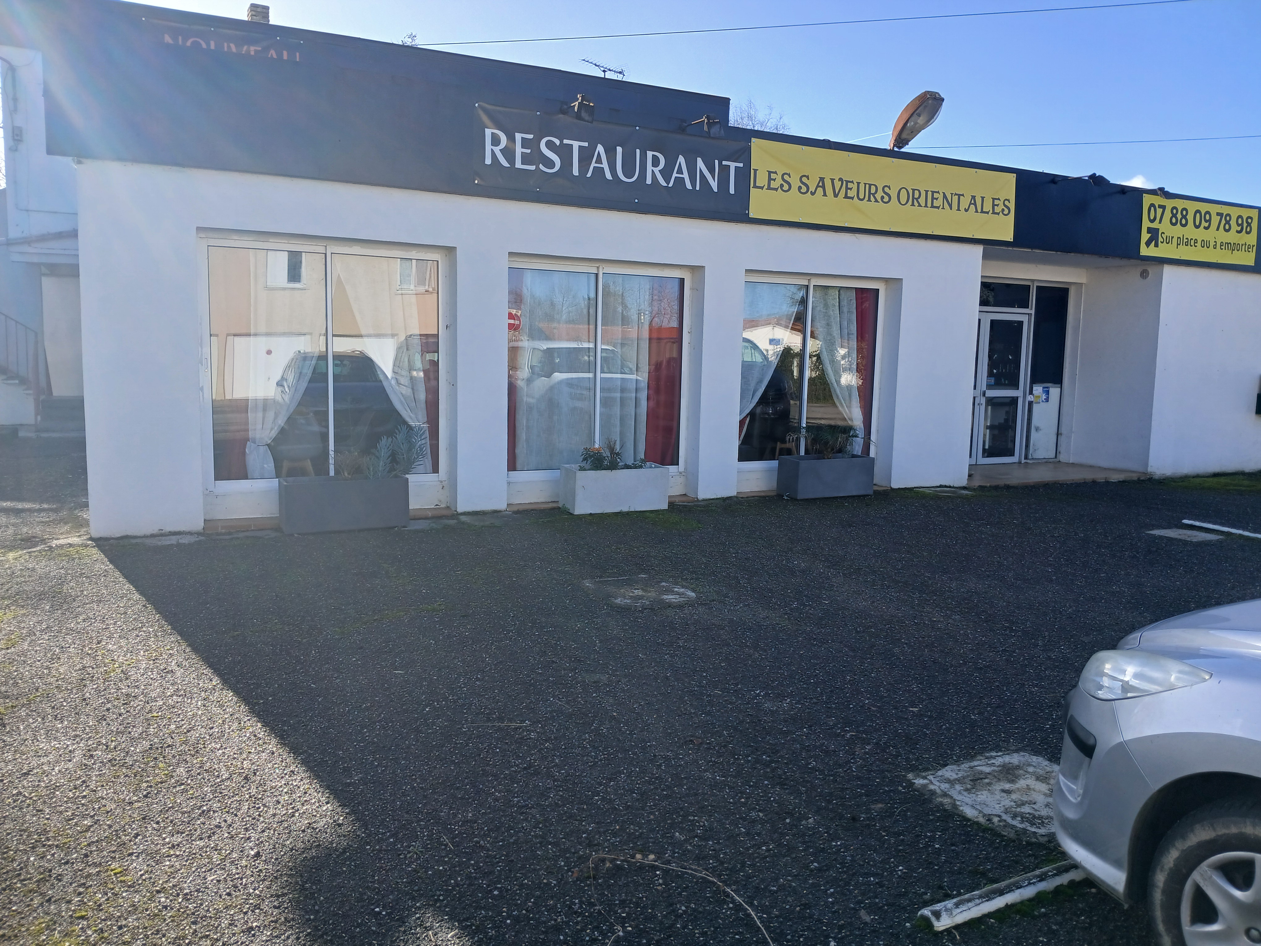 Loue murs commerciaux d'un restaurant de 400 m2 sur un terrain clos de 2600 m2. Nombreuses dépendances, avec un appartement de fonction à l'étage de 85 m2. Grand parking privé et très jolie terrasse ombragée. 
Excellent emplacement dans le centre très prisé d'un agréable village aux portes de Pamiers.
Outre la restauration, nombreuses possibilités commerciales dans un très joli environnement. 
Toutes les propositions seront étudiées.