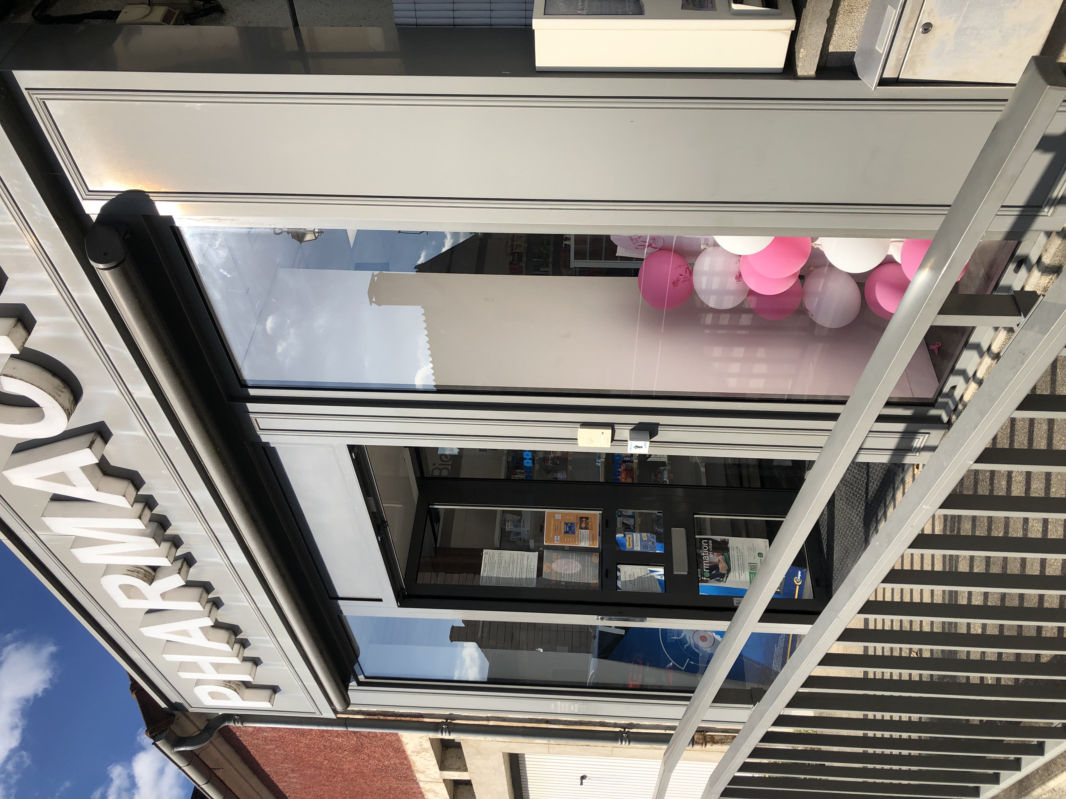 Située en ZFRR+ (France Ruralités Revitalisation) sur un axe très passant au Sud du Cher, cette pharmacie bénéficie d'un très bon emplacement. . Les locaux comprennent un espace de vente fonctionnel, un espace confidentiel, grande réserve, grenier. Facilité de stationnement devant la pharmacie ainsi que sur la place du village. 
Présence d'une Marpa (= résidence séniors rurale) à proximité. Un centre de santé - médecins solidaires (https://medecins-solidaires.fr/) à 300 m de la pharmacie avec 2 médecins du lundi au samedi, kinésithérapeutes, ostéopathes, un cabinet d'infirmières (4) à 150 mètres. La zone rurale offre un cadre calme et agréable, idéal pour une installation pérenne. Possibilité de TRANSFERT à coté du futur nouveau Centre de Santé plus important (2027) et de la Marpa. 
Points forts : Proximité des services de santé, futur Centre de santé, logement attenant avec grande maison confortable et jardin, collèges et lycées à 15 minutes. Une opportunité intéressante pour un professionnel souhaitant concilier travail et qualité de vie.