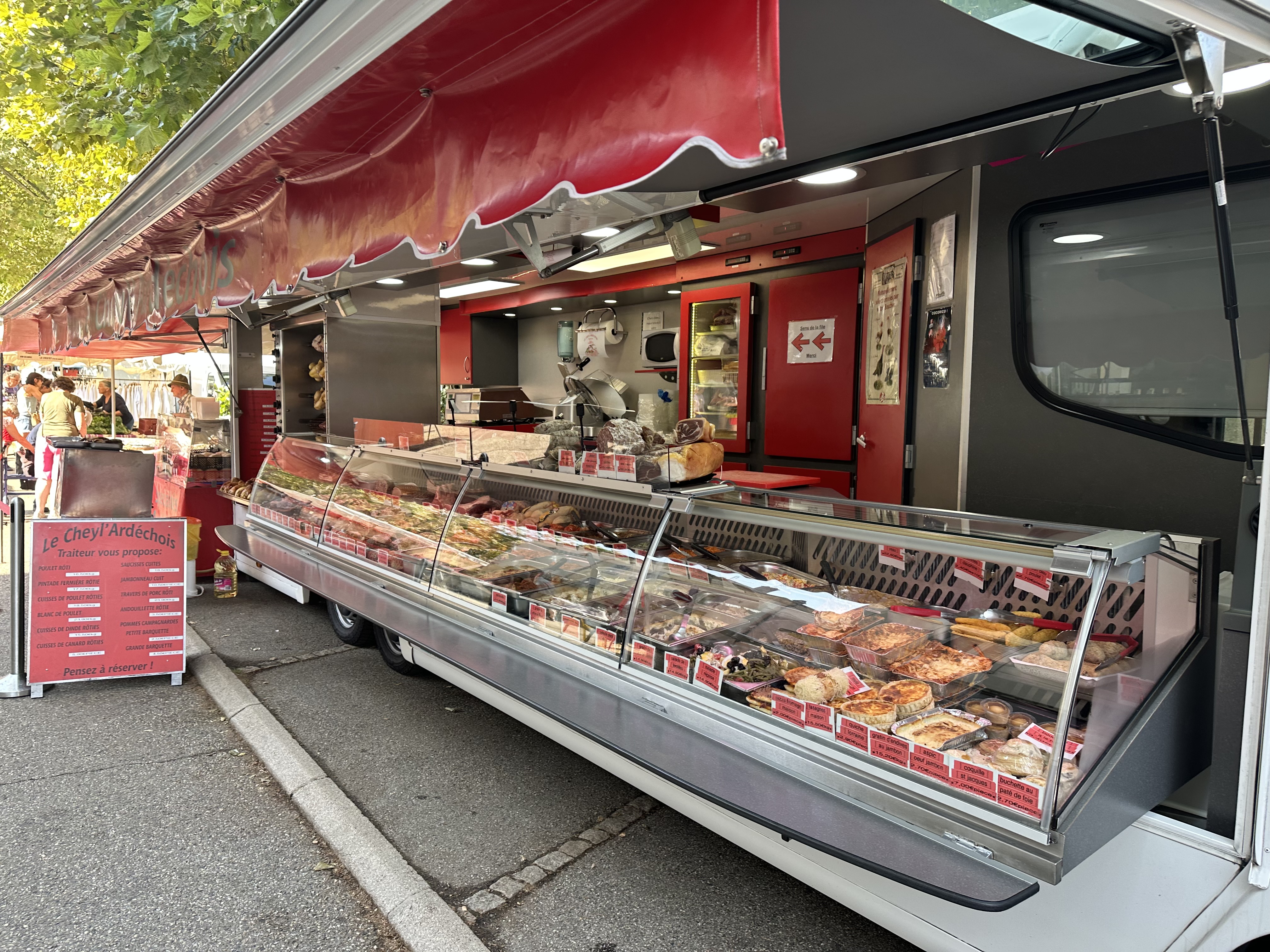 Vends fond de Charcuterie traiteur rôtisserie ambulant
Sur marches d Ardèche 5 jours par semaine 
Mardi lamastre
Mercredi privas
Jeudi St Martin de valamas
Vendredi la Voulte sur Rhône 
Samedi privas
Très bon chiffre d affaire excellent bic
Clientèle fidèle bonne notoriété 
Laboratoire au normes d hygiène et prêt à travailler matériel neuf. Grande salle pour réceptions ou restauration panneaux solaires pour économie d énergie 6 semaines de vacances 2 jours de repos par semaine dimanche et lundi 
Possibilité d acheter les murs