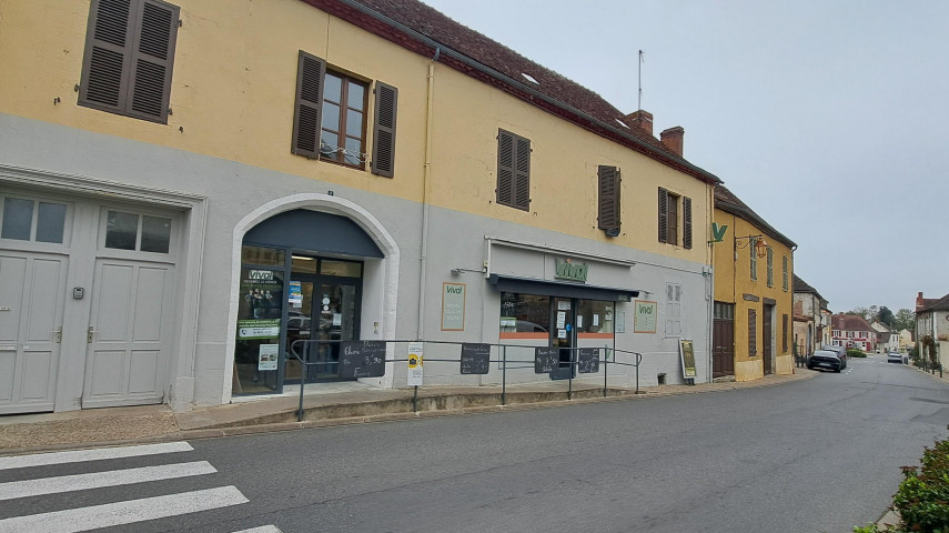 A céder, cause retraite, fonds de commerce en alimentation générale exploitée depuis 1992 sur la commune de Chantelle (1124 hab) - département de l'Allier.

Magasin situé sur la route principale, en face de la mairie.
Pas de concurrence sur la commune. Zone de chalandise de 15 Km autour.
Clientèle fidélisée.

Surface de vente de 180 m² (caisse, rayonnage, vitrines réfrigérées, caddies,)
Réserve de 1000 m² avec chambre froide, bureau, stockage, local livraisons, garage …
Vitrine de 15 ml. 2 entrées/sorties clients. 2 entrées/sorties arrière-boutique.

Chiffres clés sur les 2 dernières années :
*C.A. stable de 815 000 € HT
*Marge brute de 28%
*EBE de 23 000 €

Prix du fonds : 199 000 € à négocier.

Possibilité de racheter le camion de tournées en plus, si vous souhaitez maintenir les tournées (35 000 € le véhicule - C.A. 100 000 € / an - prévoir un temps plein)