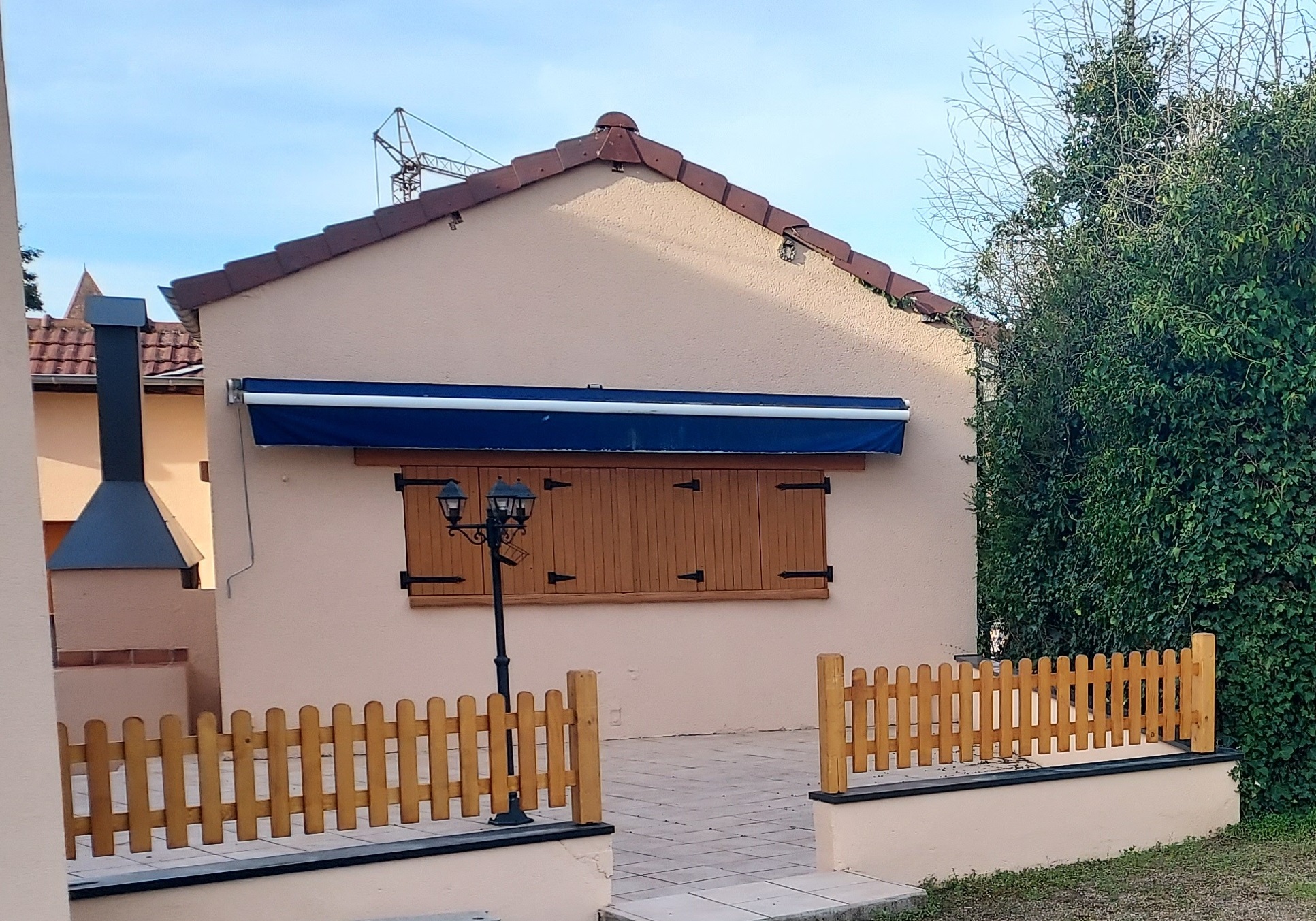 Comprenant 2 bâtiments sur un terrain de 1925 m² :
1) Bâtiment principal
- Entièrement isolé par des artisans Qualibat RGE (menuiseries extérieures changées en 2019, combles perdues en 2021 et façades en 2022).
- 1er étage (107 m²) :
Appartement comprenant cuisine ouverte sur salon (50 m²), 3 chambres (11 m² et 2x14 m²), Salle de bains, 2 WC séparés et une terrasse plein sud de 13 m². Rénovation totale en 2024 : Plomberie, électricité neuves aux normes. Faux-plafonds, cloisons, portes intérieures et parquets neufs. Idéal pour la famille du gérant ou pour une colocation des salariés du restaurant.
- Rez-de-chaussée (170 m²) :
Salle du bar avec grand comptoir et cheminée (35 places assises), sanitaire aux normes PMR, Cuisine et plonge entièrement remises aux normes (2020) avec branchement au gaz naturel, 2 salles de restaurant (70 places assises), vestiaire personnel.
- Cave (20 m²)

2) Dépendance 130m²
Elle est séparé du bâtiment principal par une allée pouvant servir de parking personnel. Bâtiment non isolé, façades refaites et les portes extérieures changées en 2023. Il comprend des réserves pour le restaurant, la chambre froide (2020), la buanderie, l'atelier et un 2ème comptoir donnant directement sur la terrasse coté jardin et le terrain de pétanque.
 
3) Extérieur
2 terrasses (55 m² coté route et 78 m² coté jardin avec grand barbecue), terrain de pétanque 280 m² en partie ombragé, parking privé 600 m² et une terrain de 300 m² pouvant servir de potager, ou agrandir le parking par exemple.

Établissement adapté pour organiser d'éventuels concours de pétanque, concerts, mariages, etc …
Murs (terrain compris) 350 000€
Fond de commerce 188 000€
Loyer total éventuel 1700€ HT mensuel
Visites possibles