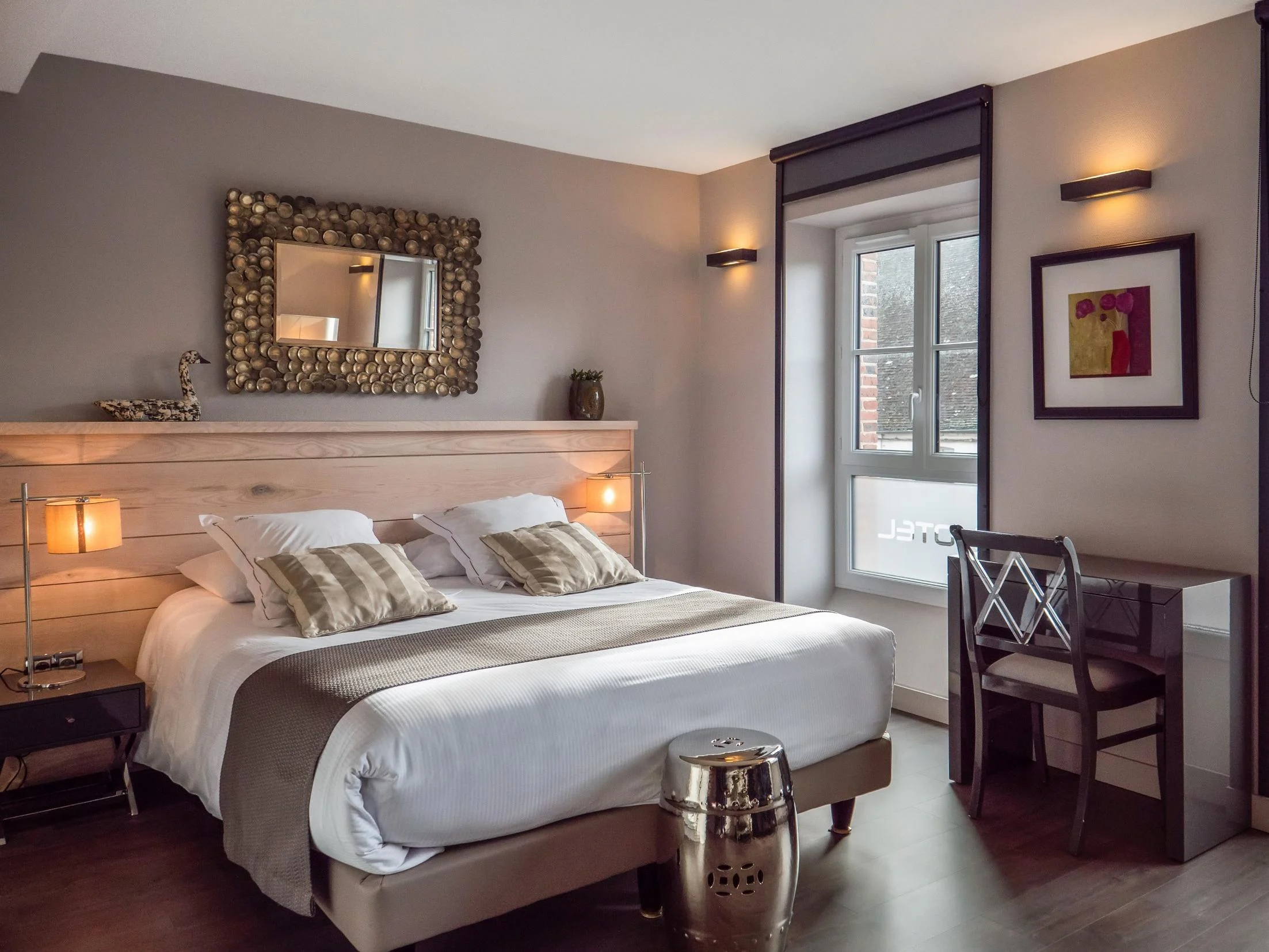 LE RELAIS D’ALIGRE – MURS ET FONDS DE COMMERCE À VENDRE

Vous recherchez une belle adresse pour vous lancer dans l’hôtellerie-restauration ou donner une nouvelle dimension à votre activité ?

Le Relais d’Aligre vous offre l’opportunité de reprendre les murs et le fonds de commerce d’un établissement de caractère, reconnu depuis de nombreuses années pour sa cuisine, son cadre chaleureux et la qualité de son accueil.

Situé à Châteauneuf-en-Thymerais, entre Chartres et Dreux, vous profitez d’un environnement privilégié, au cœur d’un village dynamique et à proximité des forêts. L’établissement bénéficie d’une clientèle locale fidèle, mais aussi d’une clientèle professionnelle, touristique et de passage.

En reprenant Le Relais d’Aligre, vous disposez d’un établissement complet permettant de développer plusieurs activités autour d’un même lieu :
- Un bien immobilier de 1000m², réparti sur 3 étages
- Restaurant de 65 couverts
- Deux autres salles de réception de 45 et 25 couverts
- Terrasse-patio de 70 couverts
- Hôtel de 12 chambres avec ascenseur 
- Établissement 3 étoiles intégré au réseau Logis Hôtels

Vous bénéficiez également d’un outil de travail régulièrement entretenu et modernisé : création de l’hôtel en 2017 et d'une cuisine neuve depuis 2020.

Que vous souhaitiez poursuivre l’activité actuelle ou lui donner votre propre identité, la configuration du Relais d’Aligre vous permet d’imaginer de nombreux projets : restauration, hébergement, séminaires, repas de groupes, événements privés ou encore développement de la clientèle professionnelle.

Acquérir Le Relais d’Aligre, c’est donc bien plus que reprendre un restaurant : c’est devenir propriétaire d’un établissement hôtelier et gastronomique complet, avec une histoire, une clientèle et un véritable potentiel de développement.

Une opportunité rare pour un professionnel, un couple ou un entrepreneur souhaitant s’investir dans un établissement à taille humaine et construire la suite de son histoire.

Nous restons à votre disposition pour tout renseignement complémentaire et pour vous faire découvrir l’établissement.

Le Relais d’Aligre n’attend plus que son prochain chapitre.