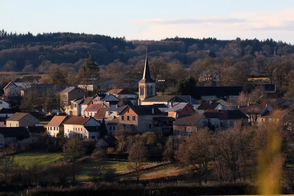 Villossanges est une bourgade rurale des Combrailles de 330 âmes dotée d’une vie locale dynamique grâce à ses nombreuses associations et à la volonté de ses habitants.

La commune dispose actuellement d’une boulangerie proposant tous les produits de première nécessité. Le boulanger arrivant à la retraite et dans un souci d’amélioration de la qualité de service, la commune, en partenariat avec la communauté de communes, souhaite réhabiliter un ancien bâtiment attenant pour transférer le commerce.

Dans ce cadre-là, la collectivité est à la recherche d’un porteur de projet pouvant proposer une offre commerciale de proximité (épicerie et idéalement boulangerie). Les travaux du bâtiment n’ayant pas encore débuté, la co-construction du projet est souhaitée pour répondre aux mieux aux attentes du futur exploitant.