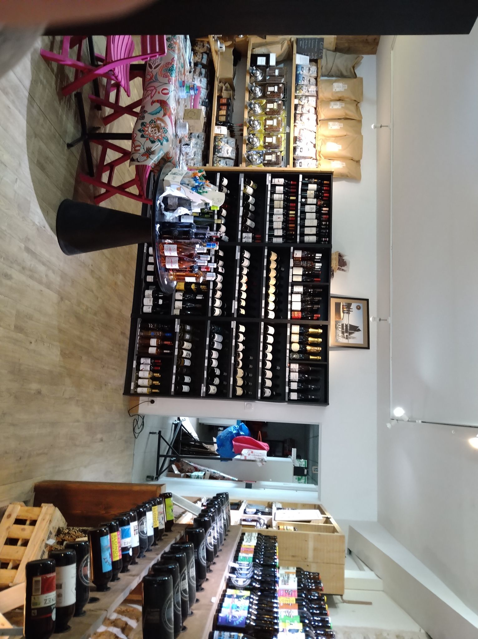 A vendre fond de commerce + mur (en option) dans le MORBIHAN  - GUER ST CYR GUER COETQUIDAN

Situé juste en face de l'académie militaire de ST Cyr Coëtquidan,  (actuellement épicerie fine (caviste, primeur, charcuterie, crèmerie, coffrets cadeaux, point relais, dépôt de pressing, thé/café, salon de thé) - possibilité de développement, affaire qui fonctionne bien.

 changement de destination libre

158m2 - un espace de vente en 2 zones (38m² et 22²) - un bureau (8m²) - un wc (3m²) - zone de stockage ( 38m²) - laboratoire  avec extracteur refait à neuf en 2019 (12m²) - une cave de 37m² Le fond de commerce dispose d'une terrasse de 30m² à l'avant si besoin pour consommer ou pour exposer des produits. 

Fond de commerce : 65000 € 
Loyer 1000€ HT

Le fond de commerce peut être repris pour faire une autre activité : commerce culturel, restaurant, coiffeur, fleuriste, boucherie. La clientèle est très demandeuse de projet que nous n'avons pas encore sur la commune. 

 Les murs peuvent être vendus avec si besoin ( 315m² au total sur 3 niveaux - éléments listés au dessus+ 2 garages + 2 logements en location )-  prix communiqué uniquement lors du premier contact -Pas de copropriété. Pas de frais d'agence.

Agences, courtiers et arnaques sont proscrit. 
Uniquement contact acheteur à vendeur et/ou notaire.